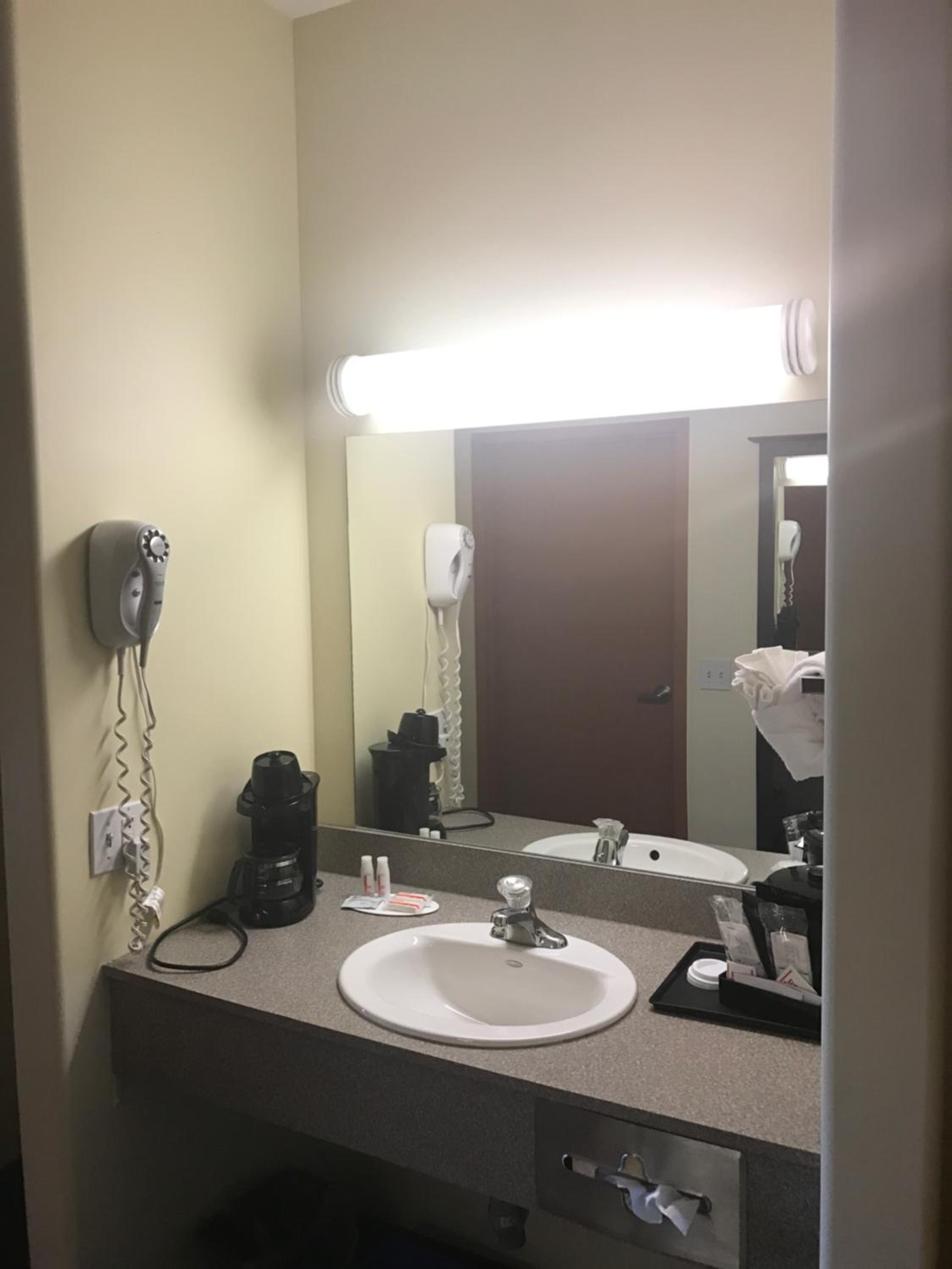 Deluxe Queen Suite - Non-Smoking photo 3