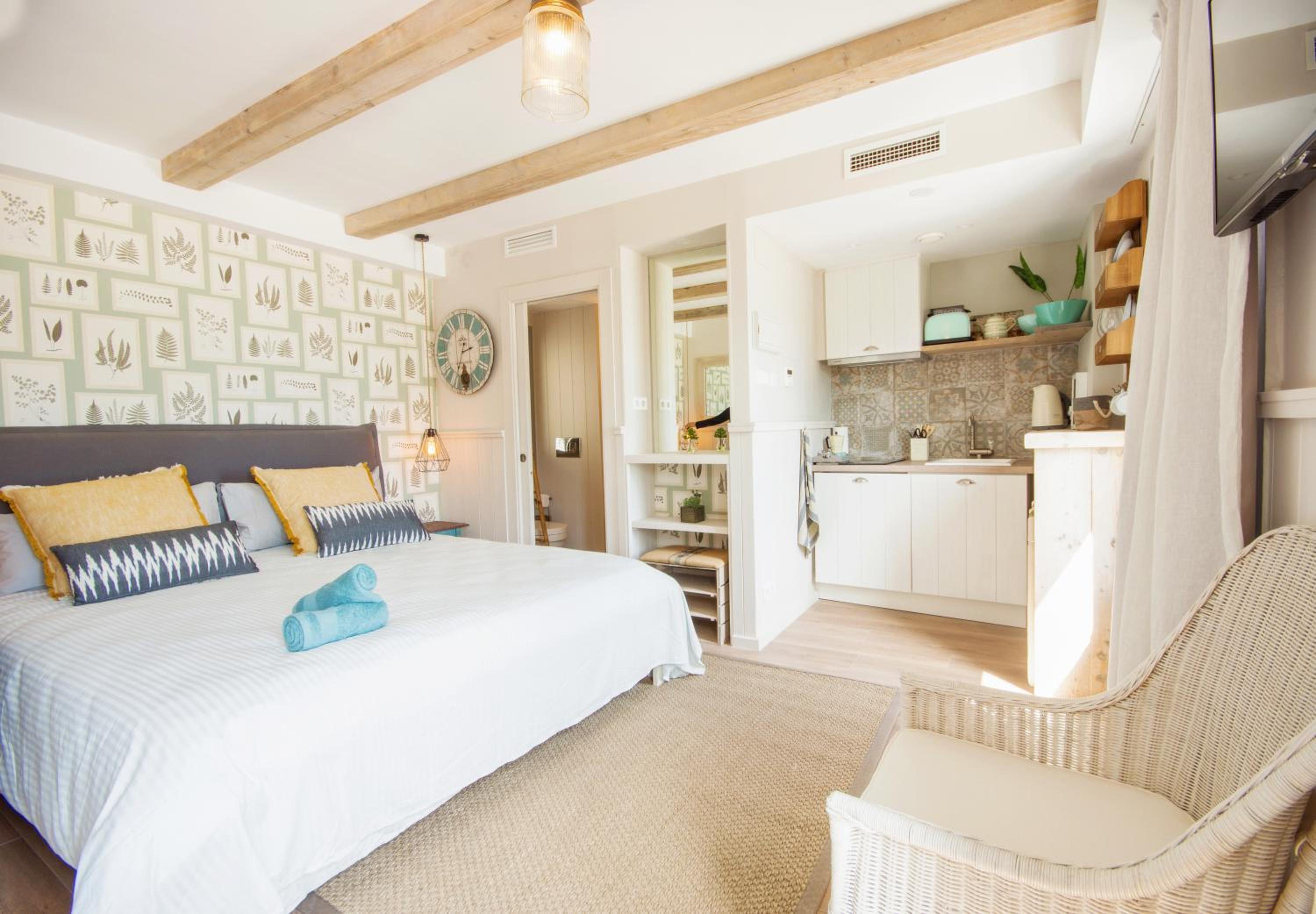 Deluxe Double Room with Balcony and Sea View - Photo 11