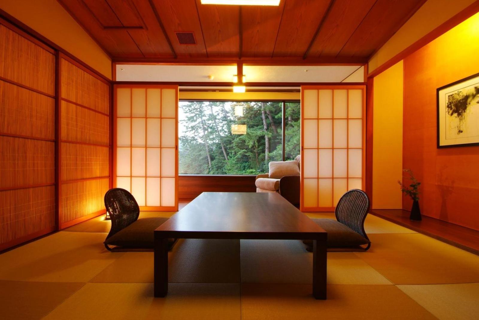Superior Family Room photo 2