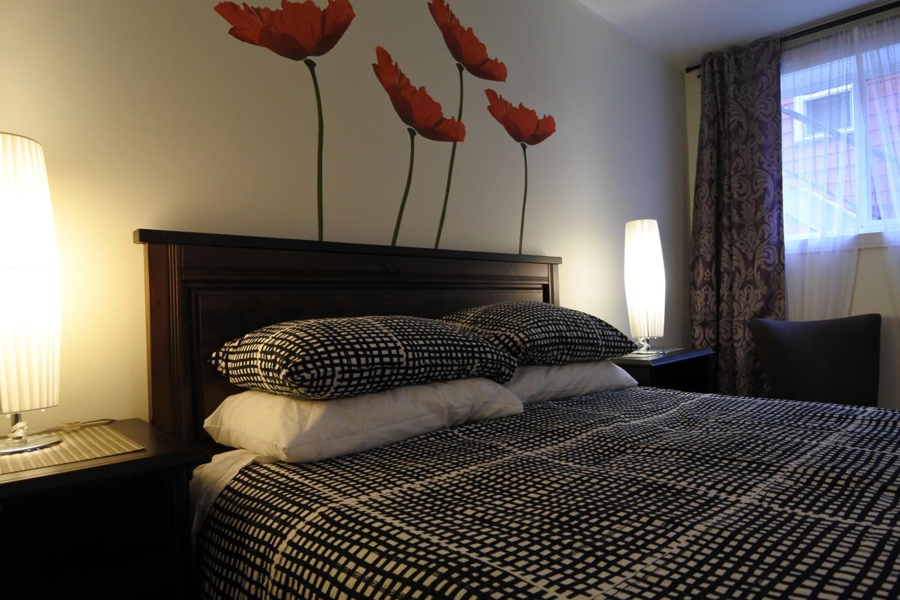 Queen Room photo 2