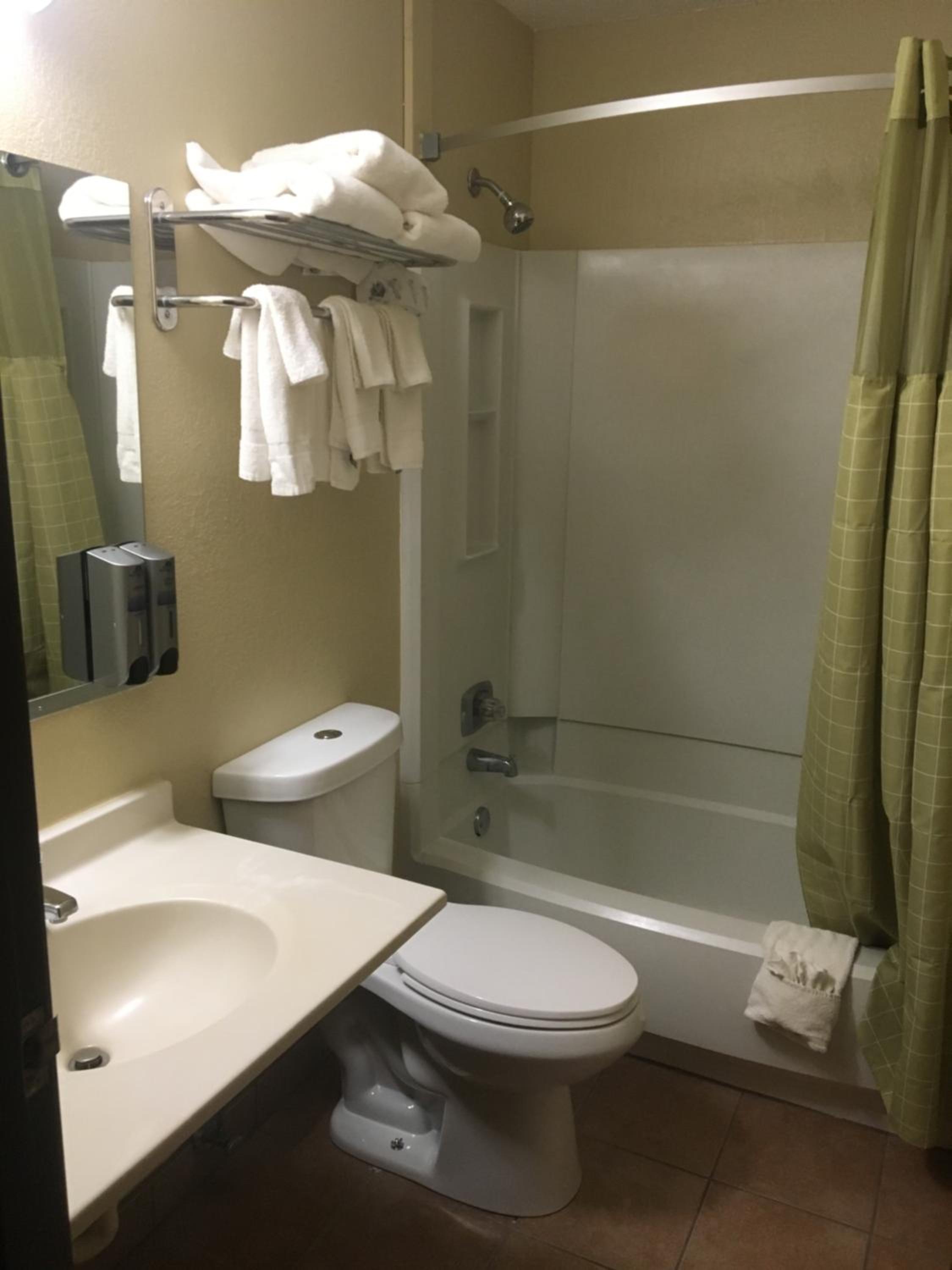 Queen Room with Two Queen Beds photo 2