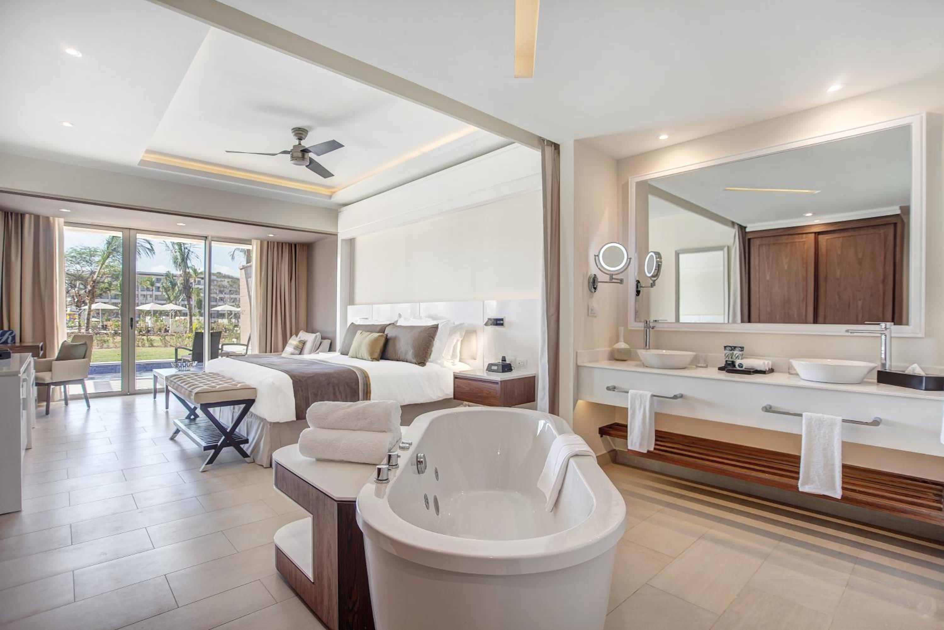 Luxury Junior Suite Swim Out Diamond Club photo 3