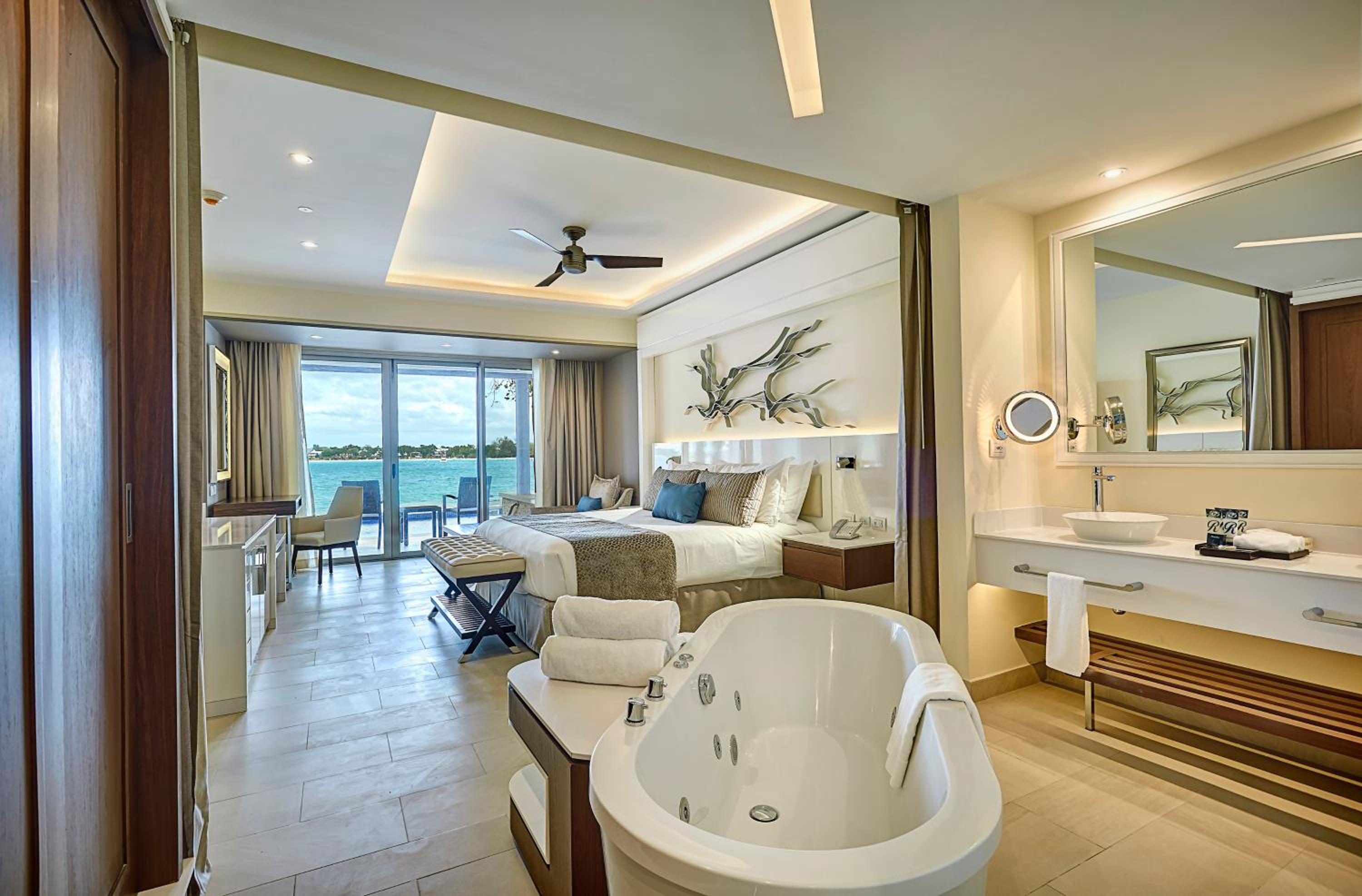 Luxury Junior Suite Swim Out photo 3