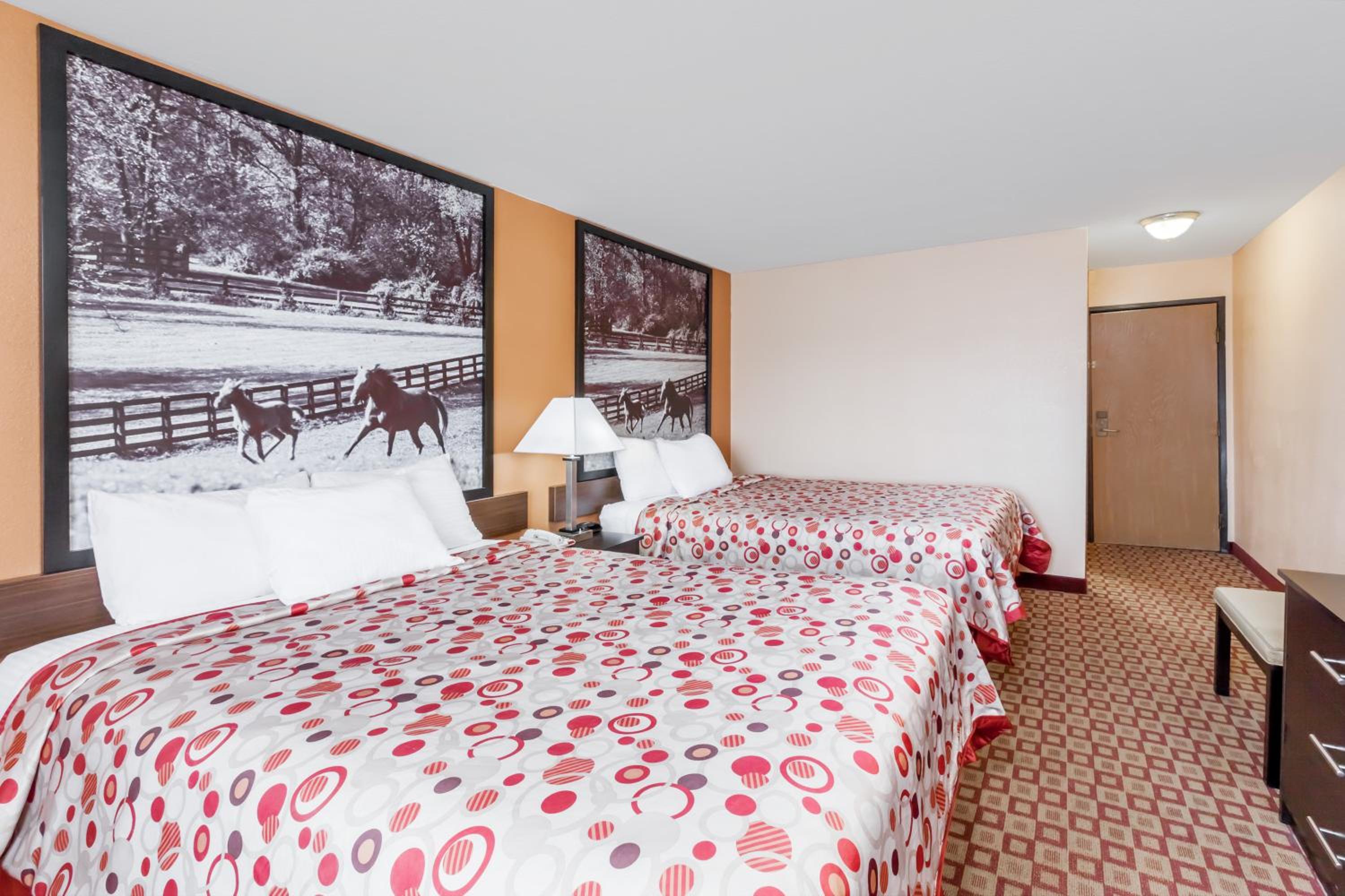 Queen Room with Two Queen Beds - Non-Smoking - Photo 3