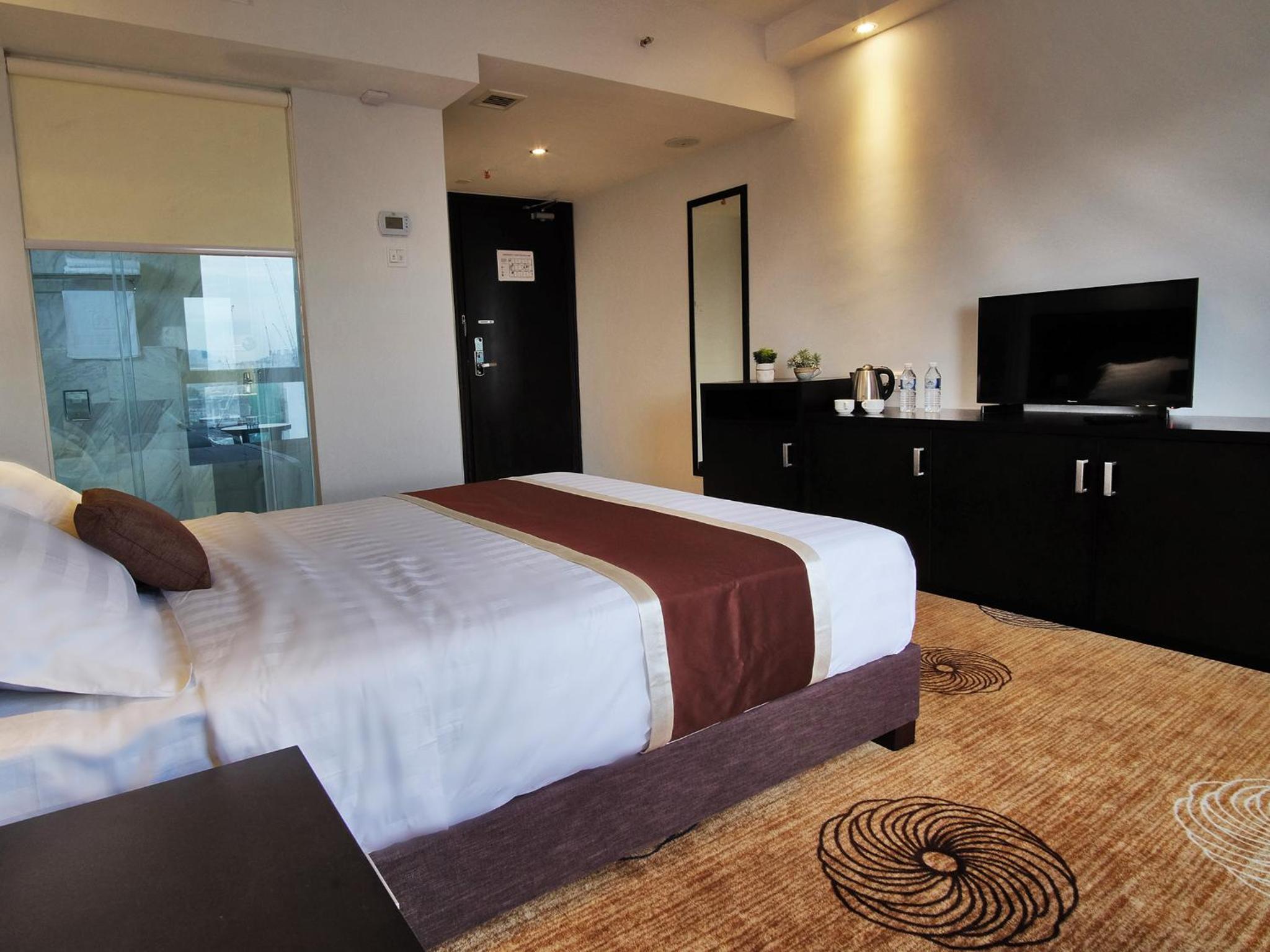 Deluxe Queen Room with City View photo 3