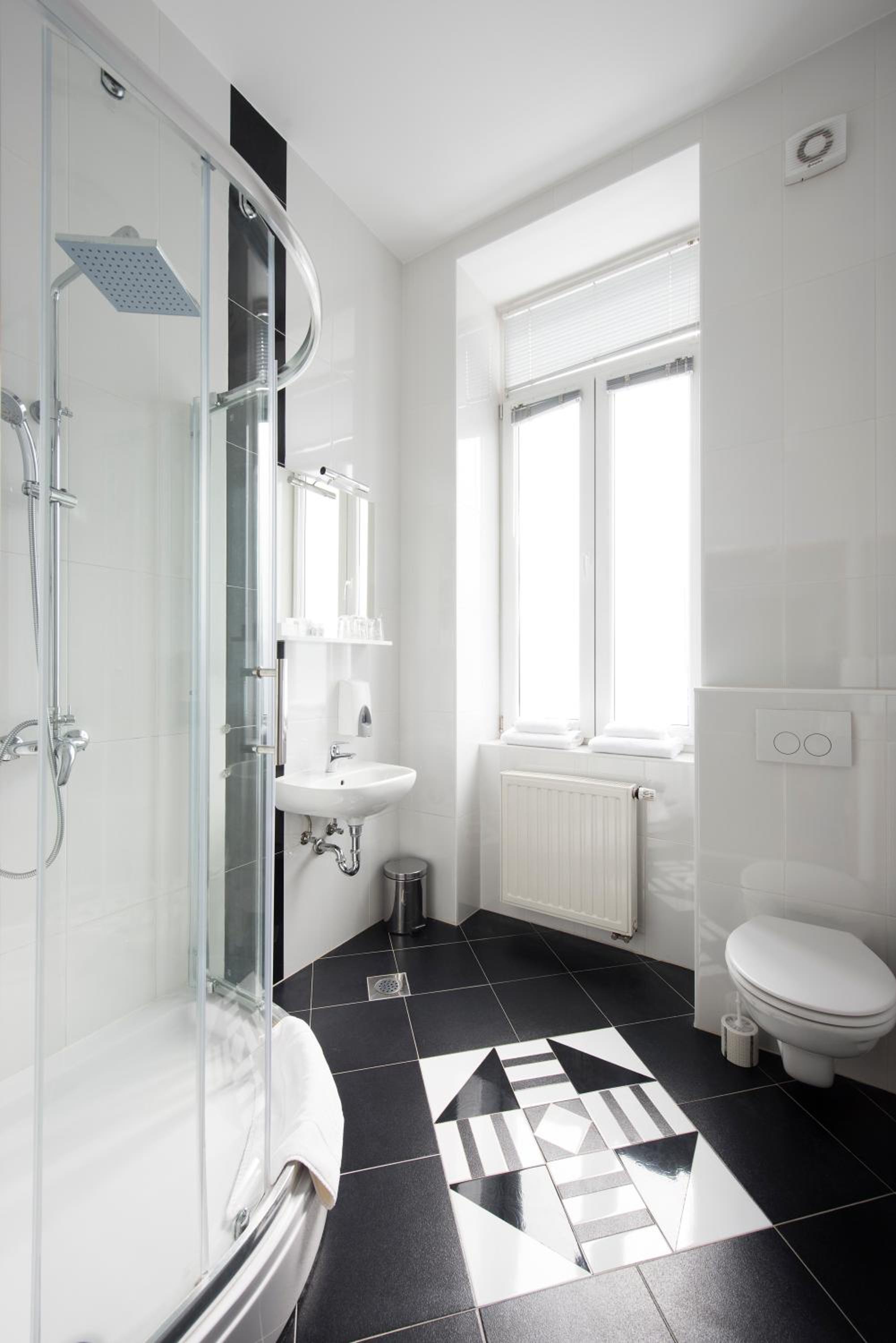 Standard Twin Room - Photo 6