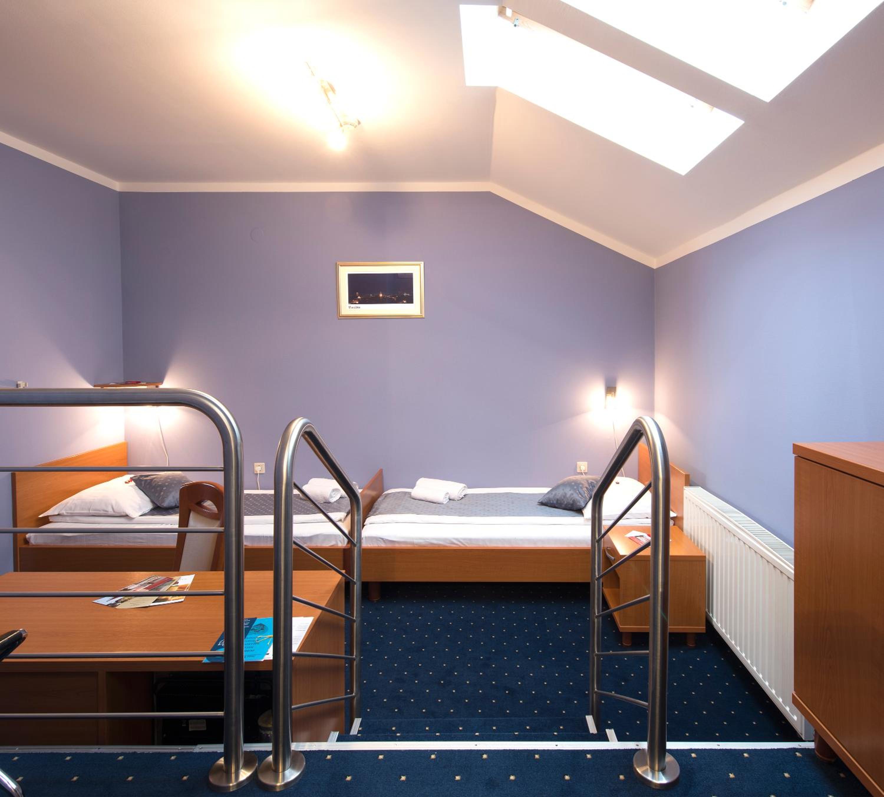 Standard Twin Room - Photo 4