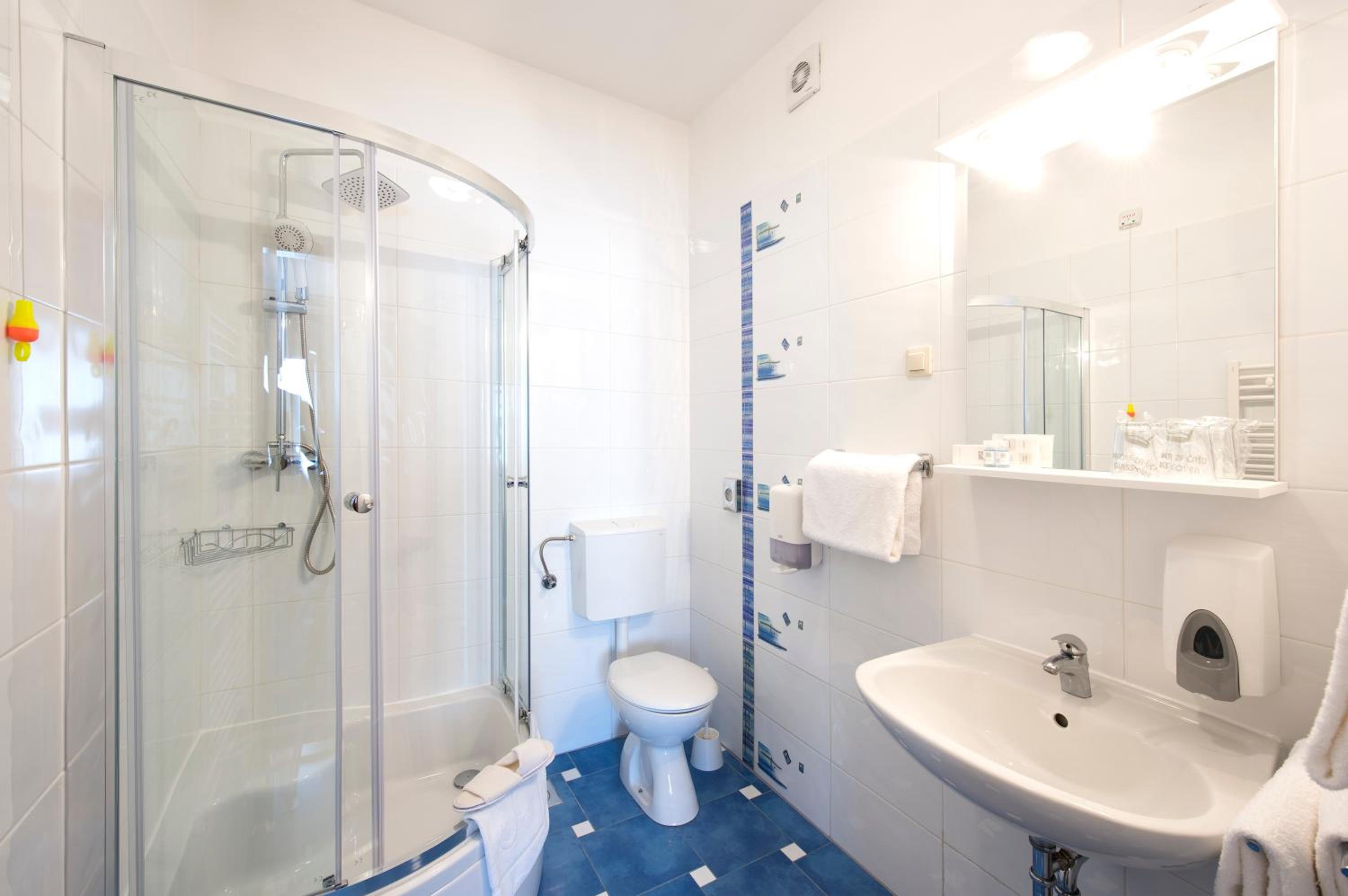 Standard Twin Room - Photo 2