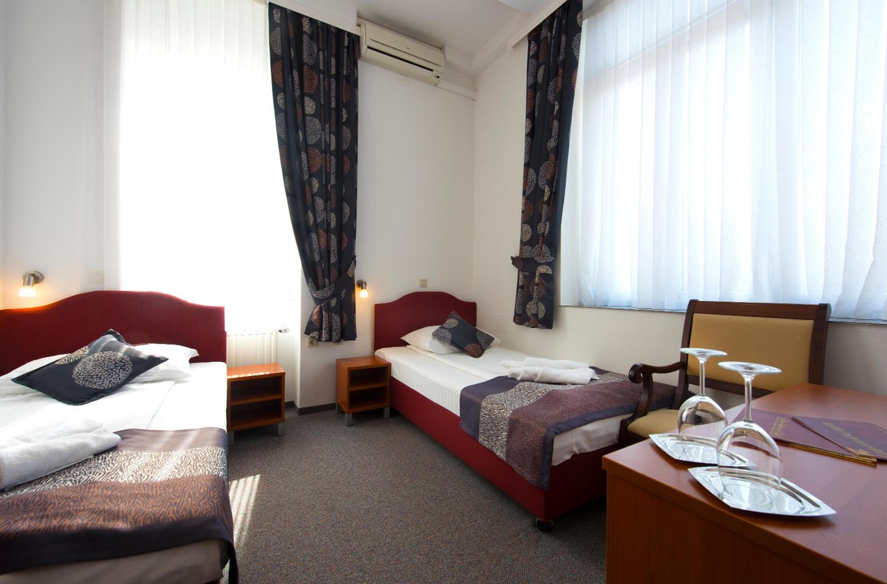 Standard Twin Room - Photo 5