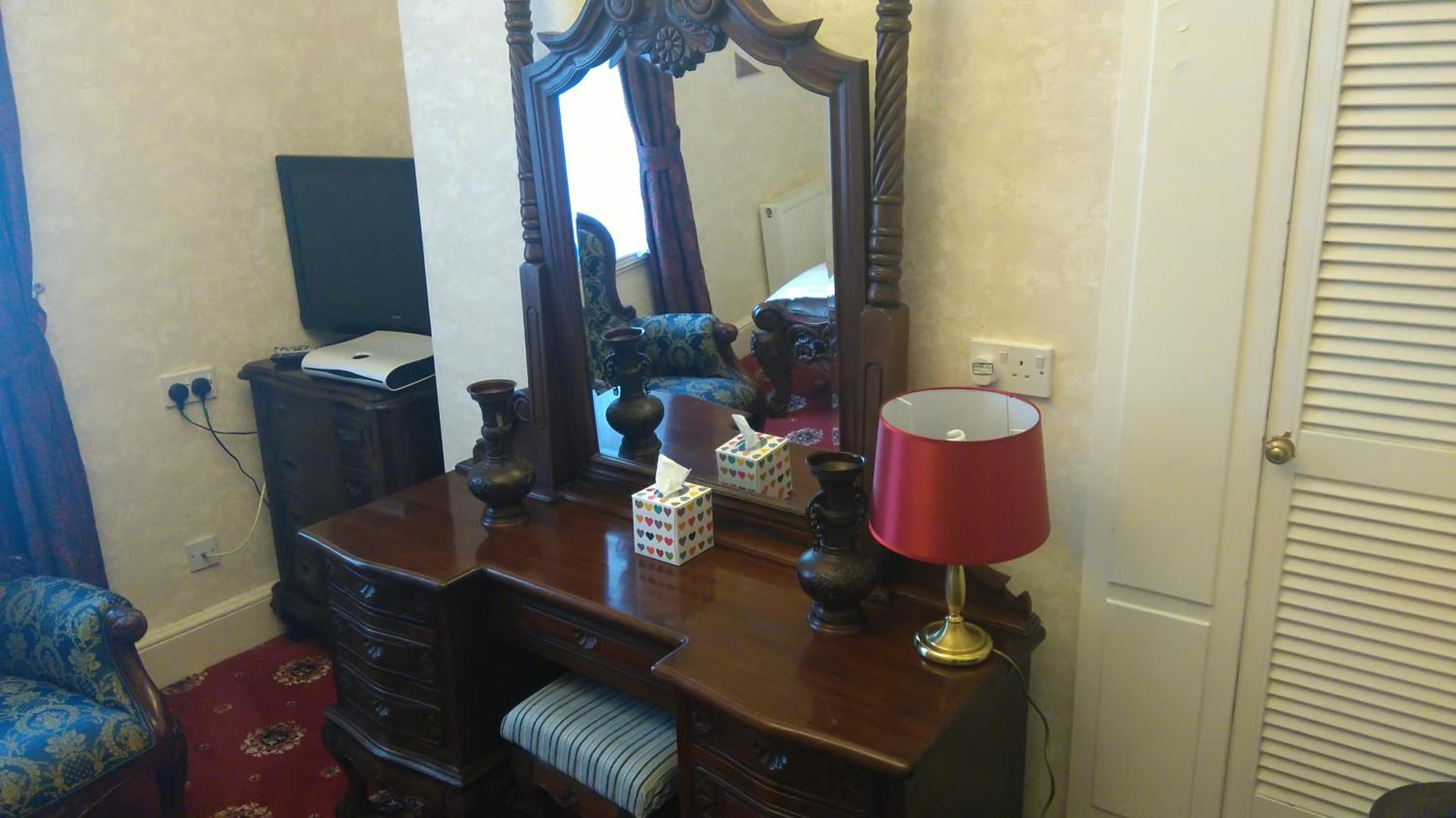Standard King Room - Photo 7