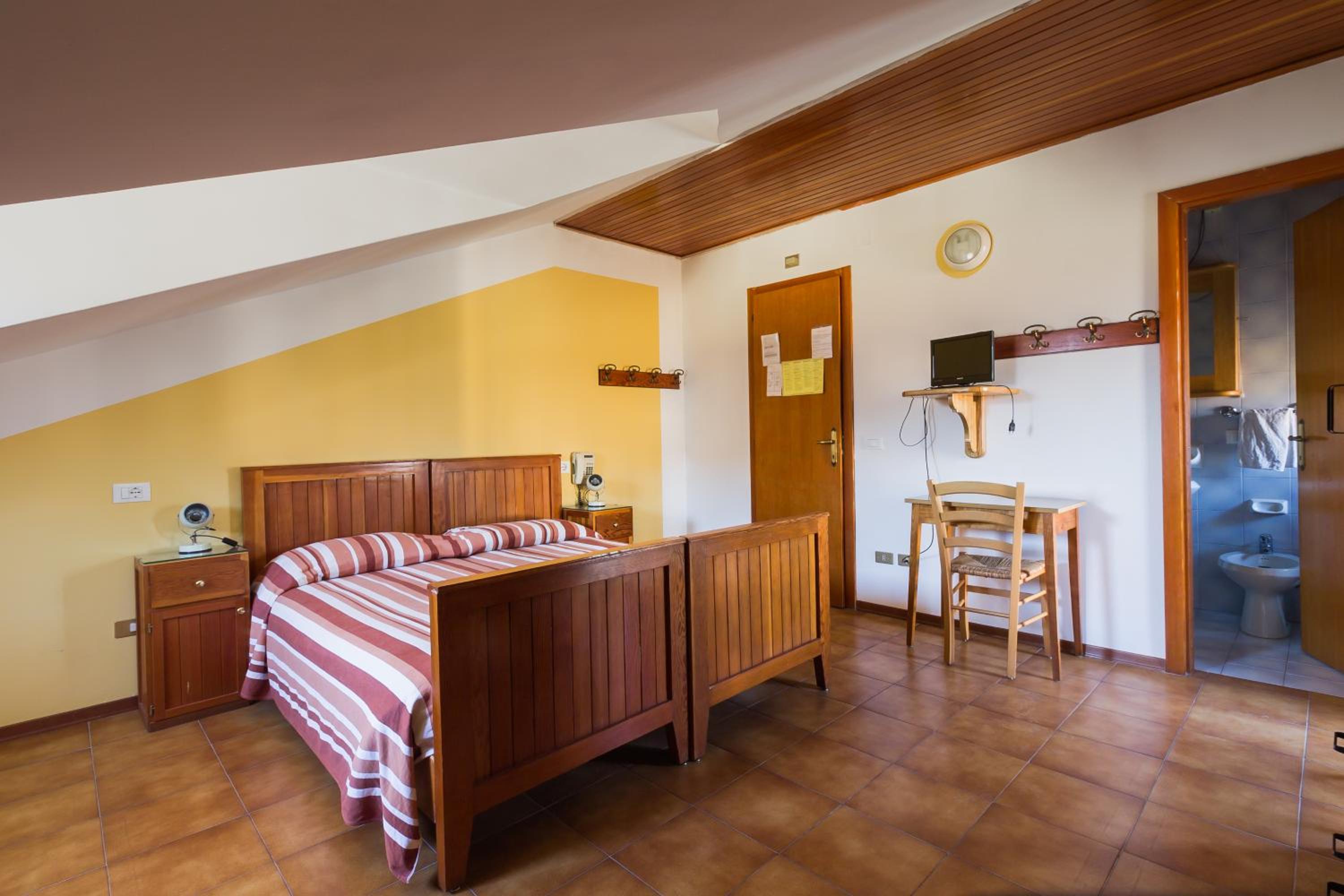 Double or Twin Room with Private Bathroom - Photo 16