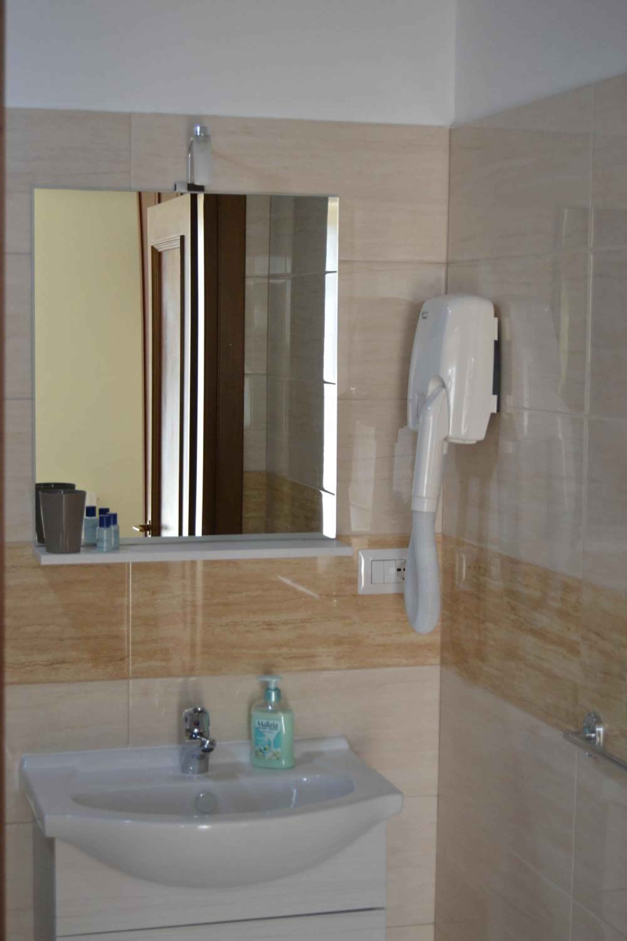Standard Quadruple Room - Photo 8