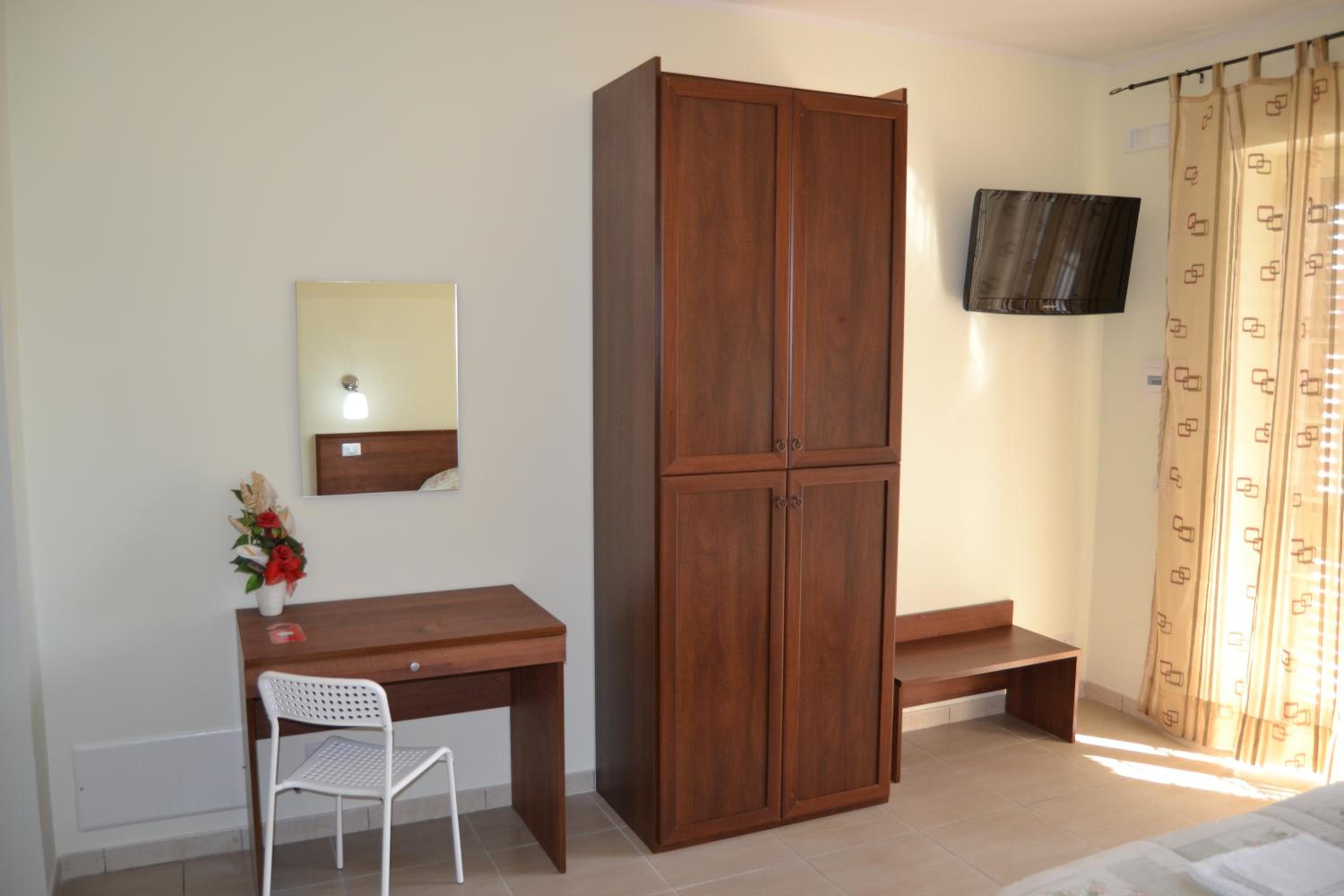 Standard Quadruple Room - Photo 11