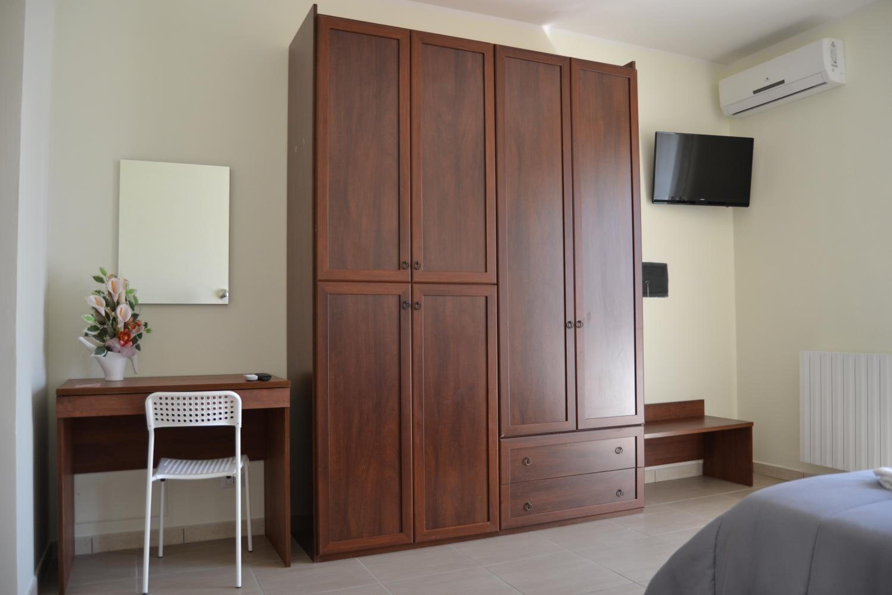 Standard Quadruple Room - Photo 12