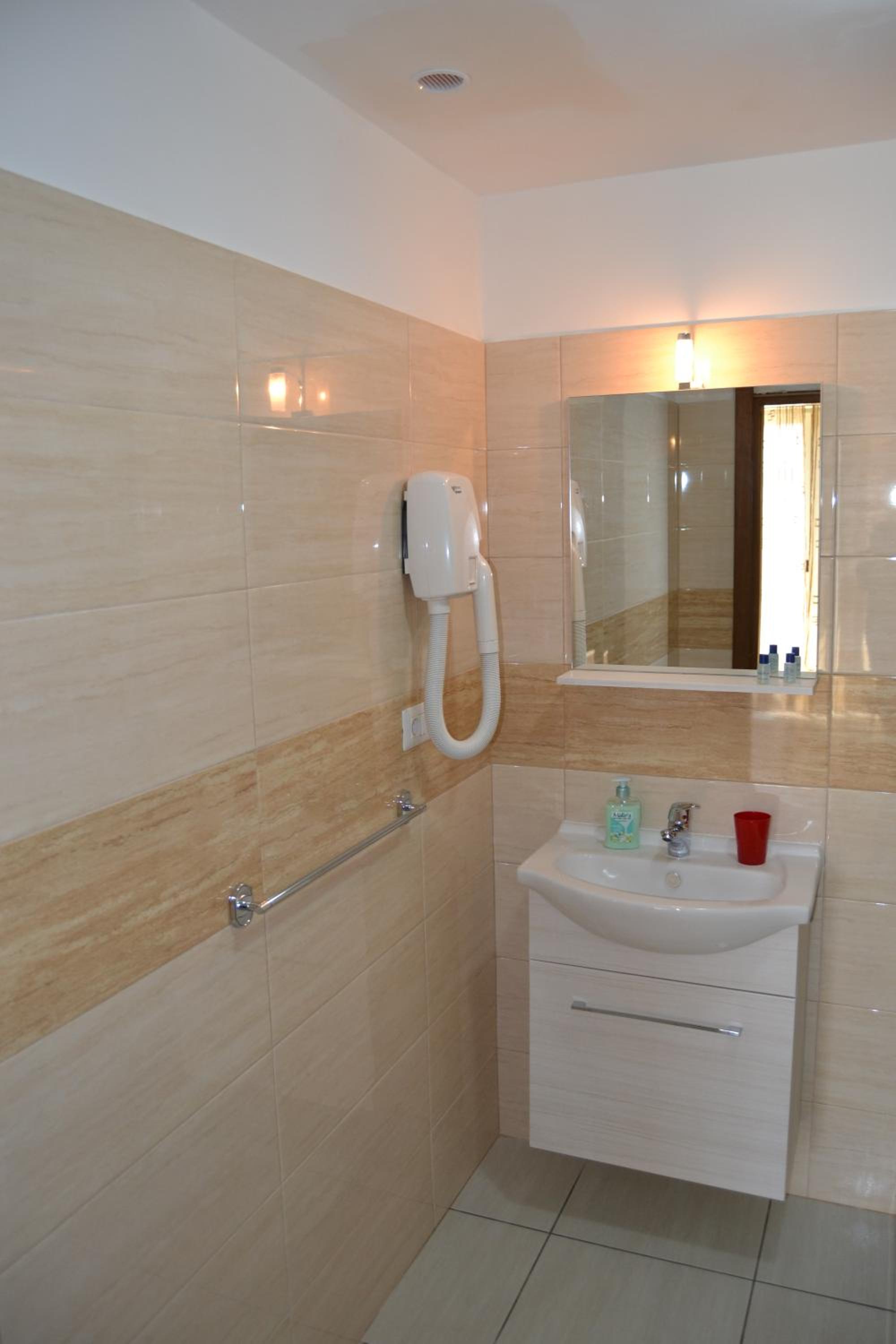 Standard Quadruple Room - Photo 3