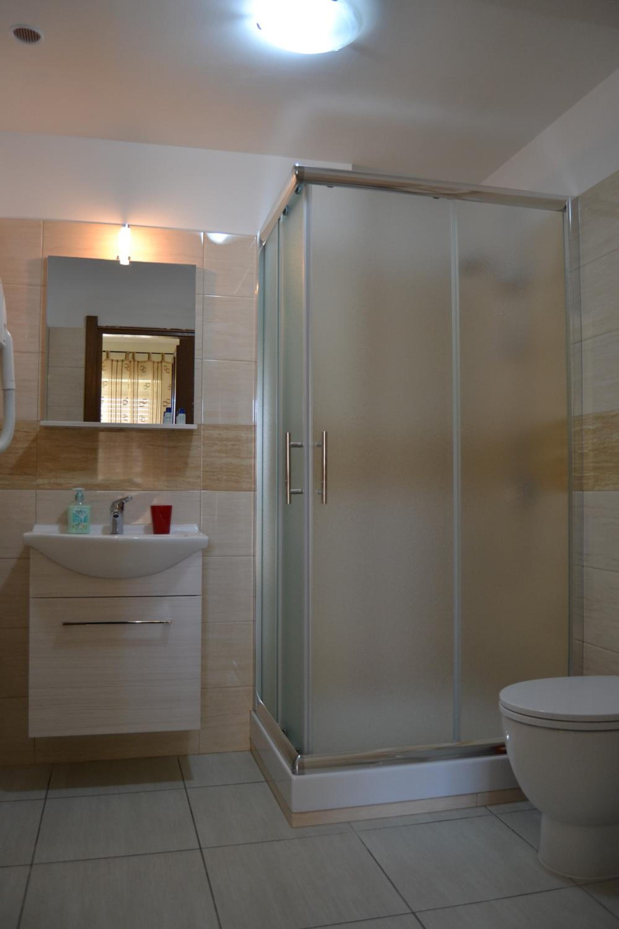 Standard Quadruple Room - Photo 4