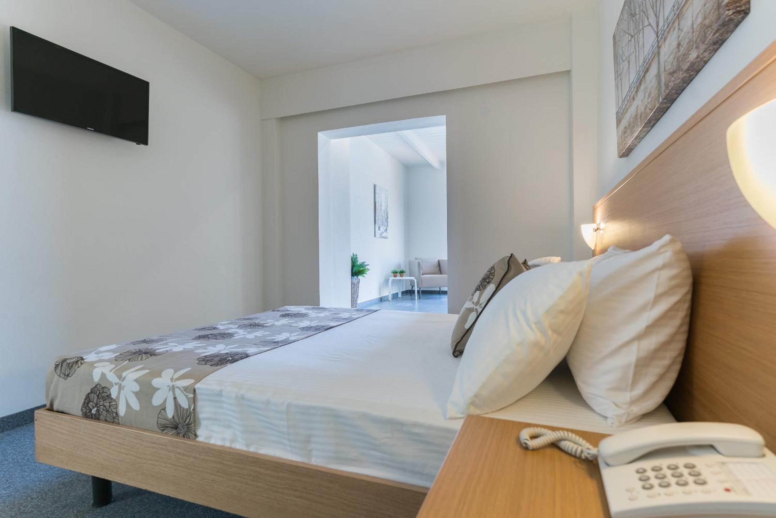 Suite with Openair Jacuzzi (or Whirlpool/ Hot Tub) photo 1