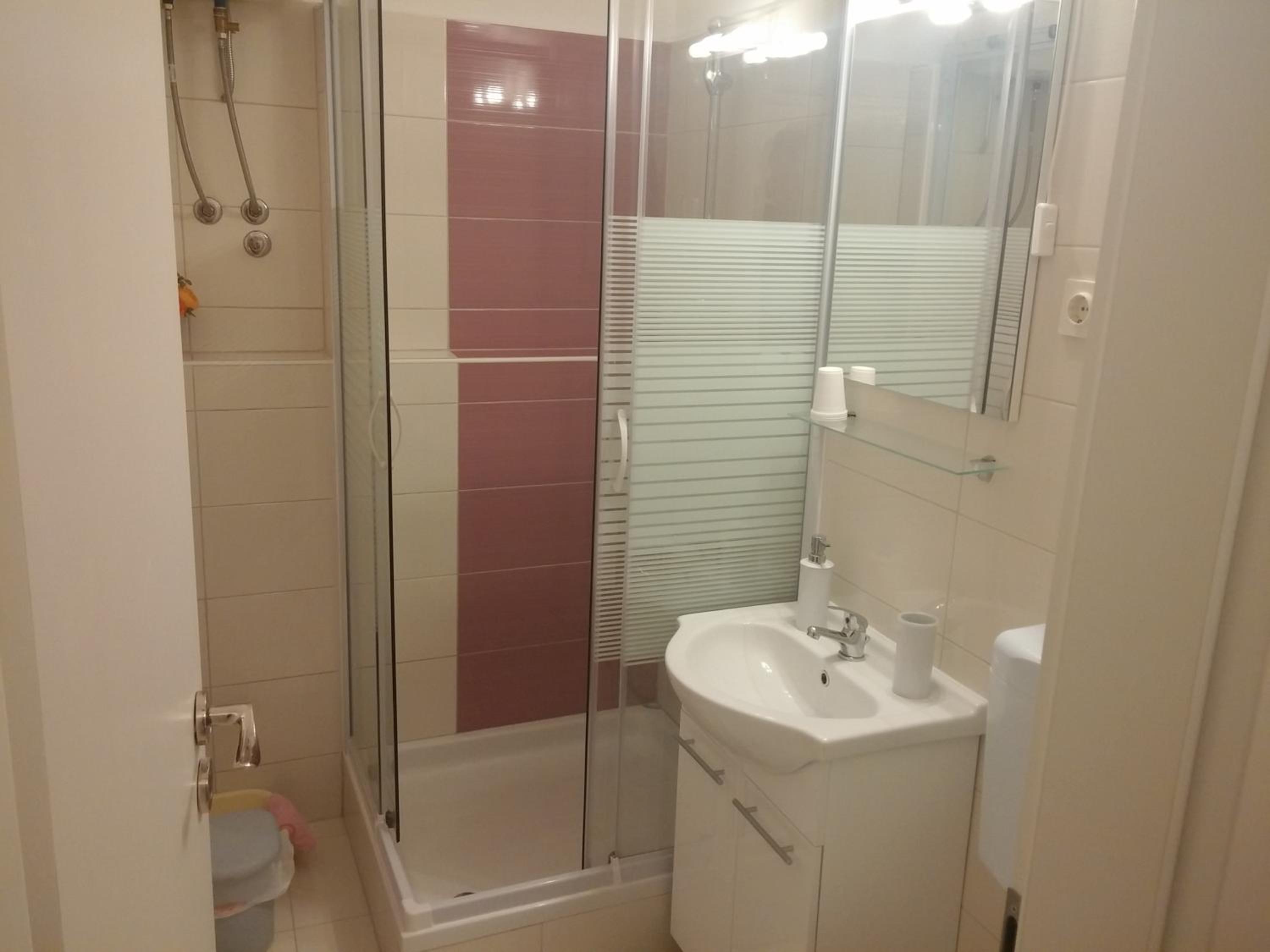Twin Room - Photo 9