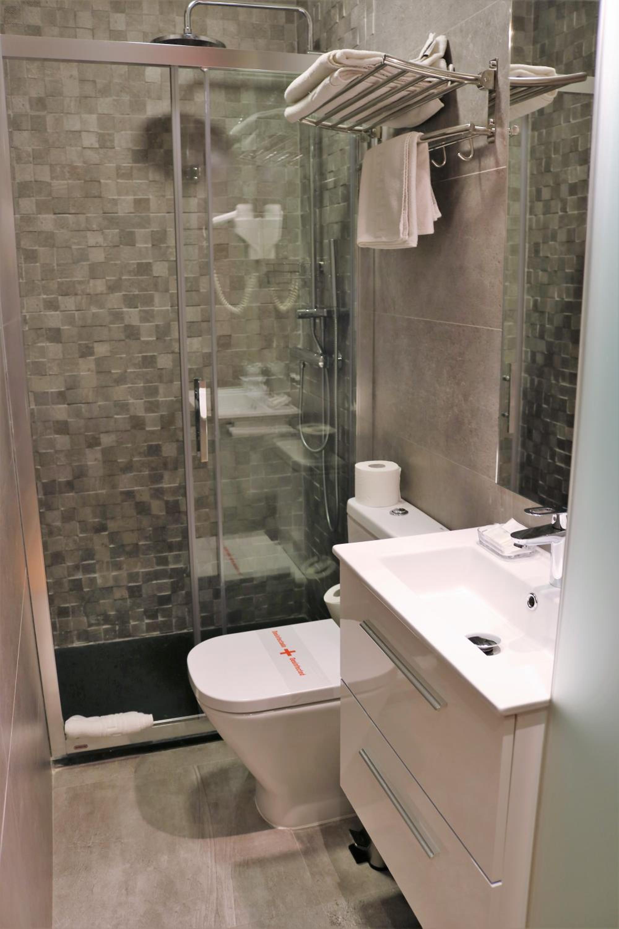 Twin Room - Photo 3