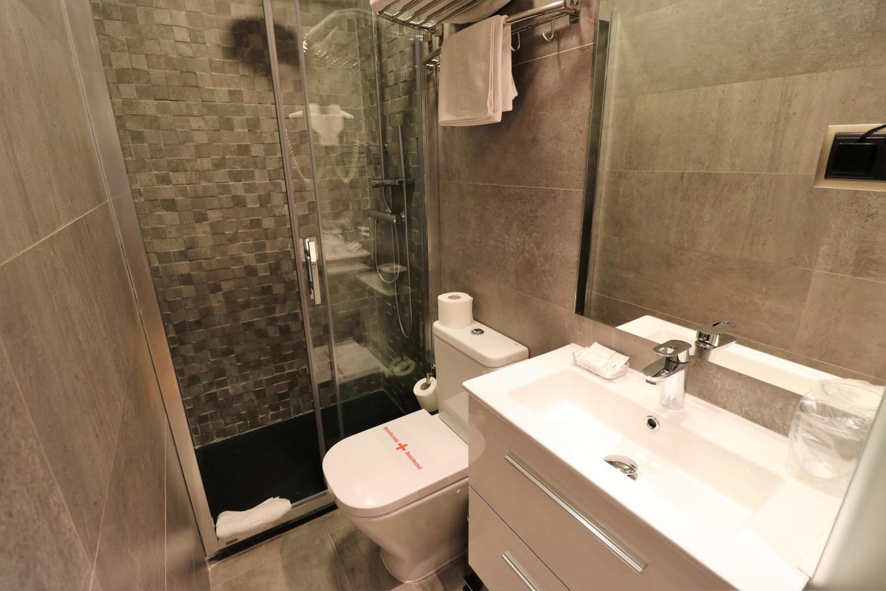 Twin Room - Photo 16