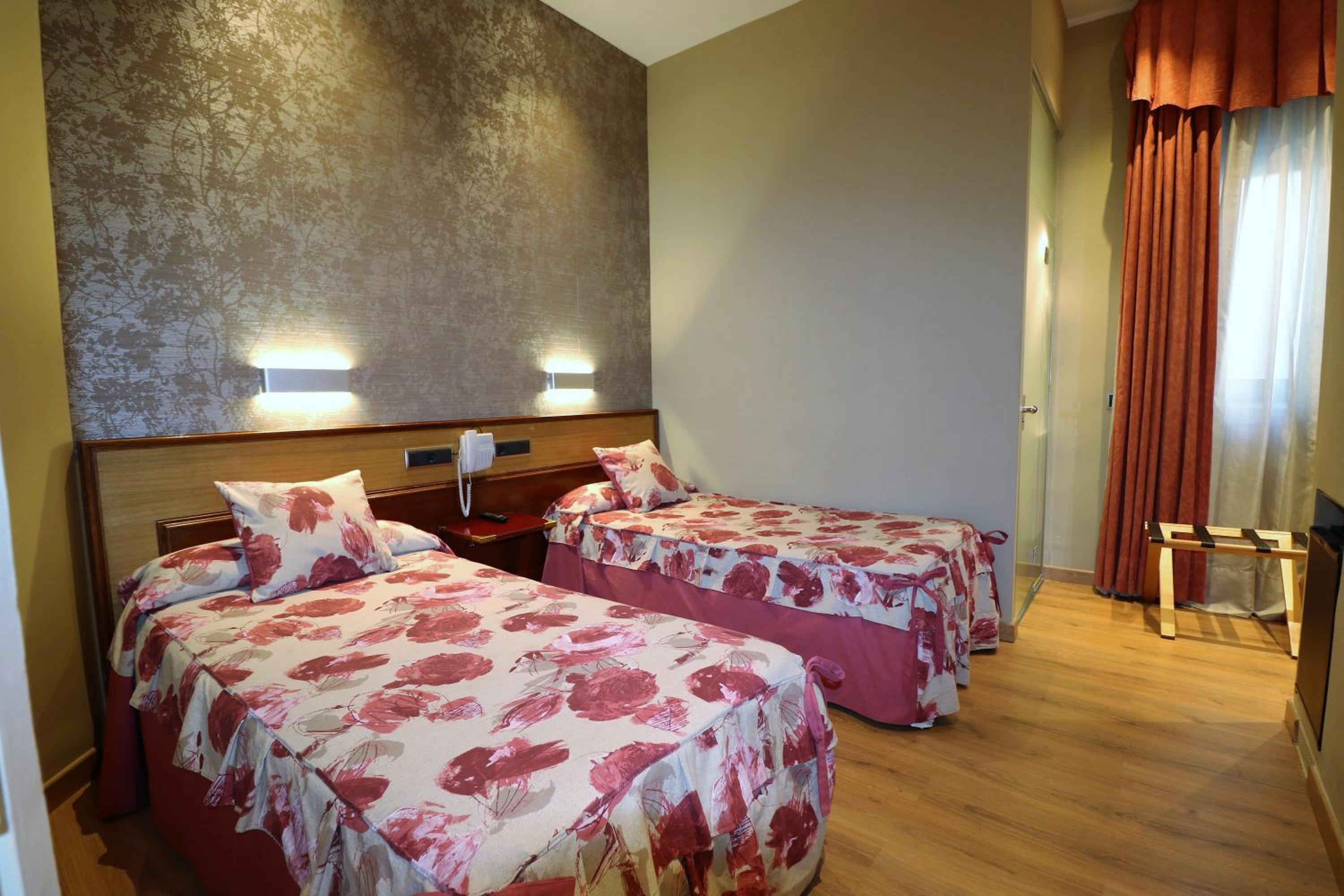 Twin Room - Photo 14