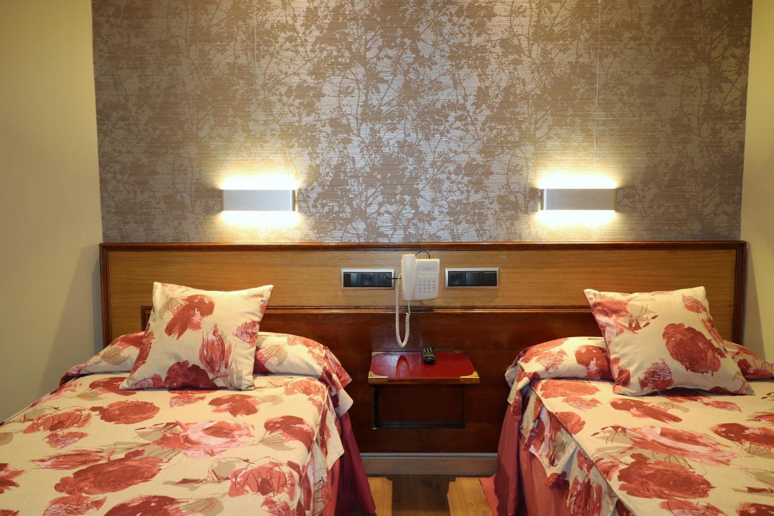 Twin Room - Photo 13