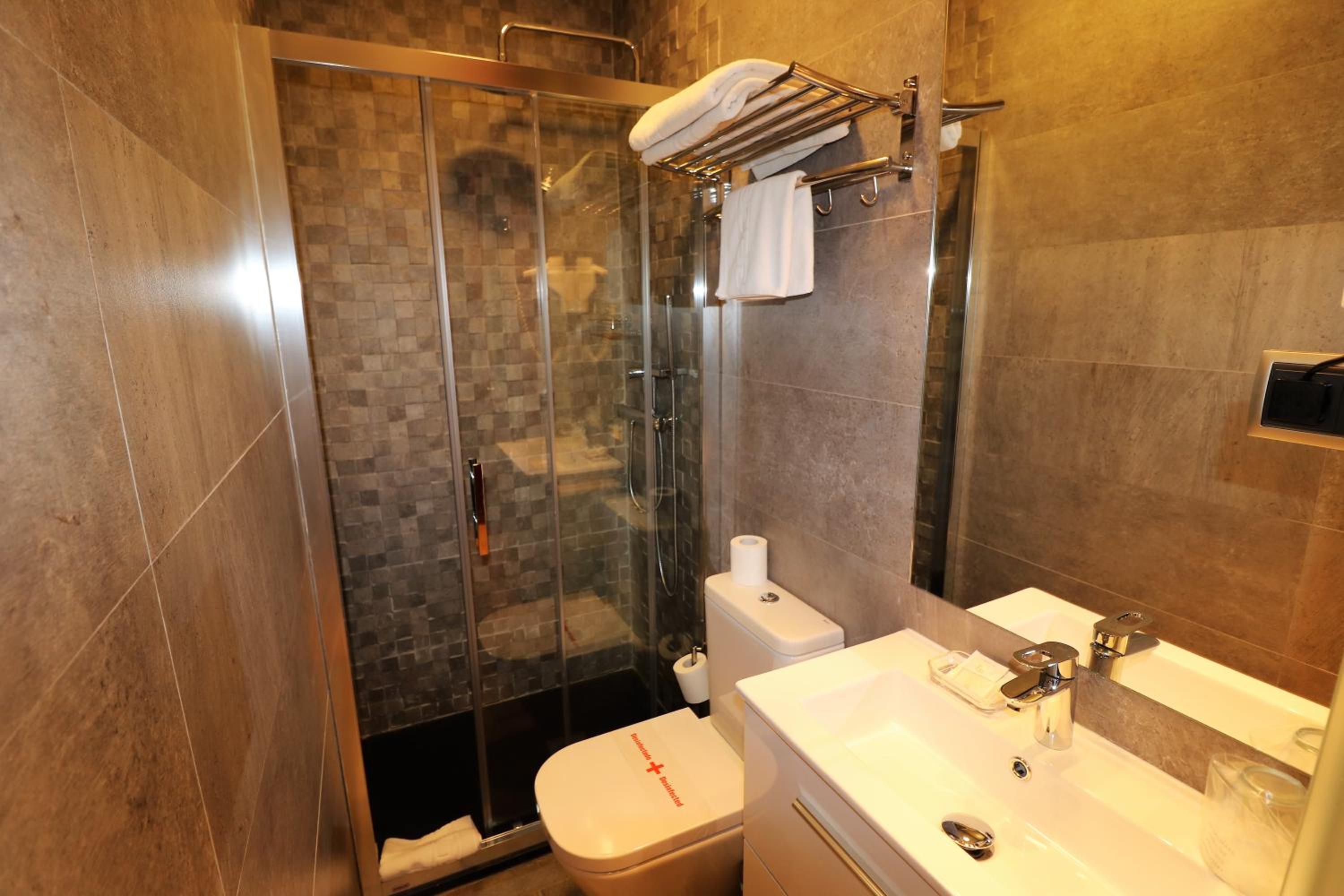 Twin Room - Photo 10
