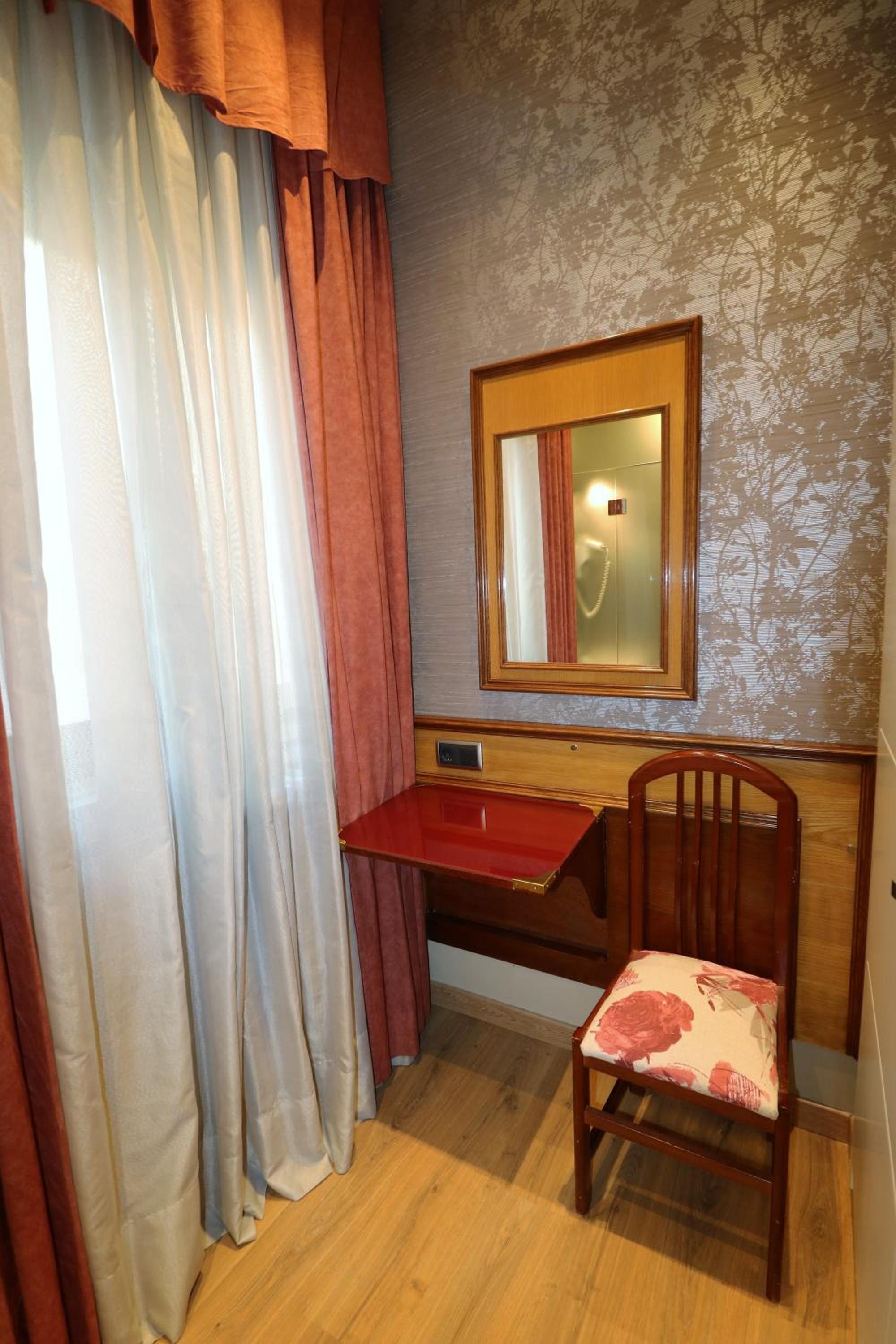 Twin Room - Photo 9