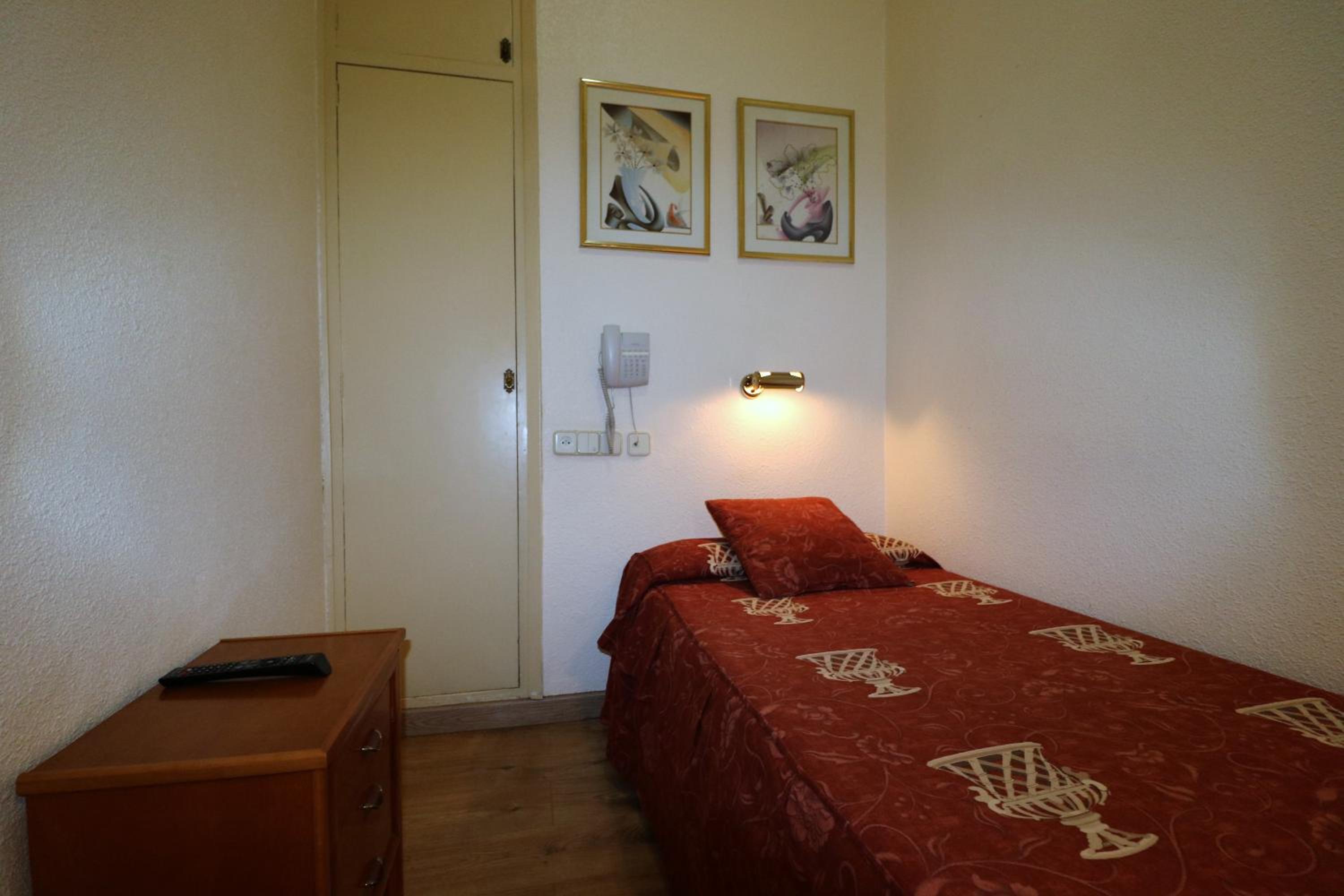 Budget Single Room with Shared Bathroom photo 2