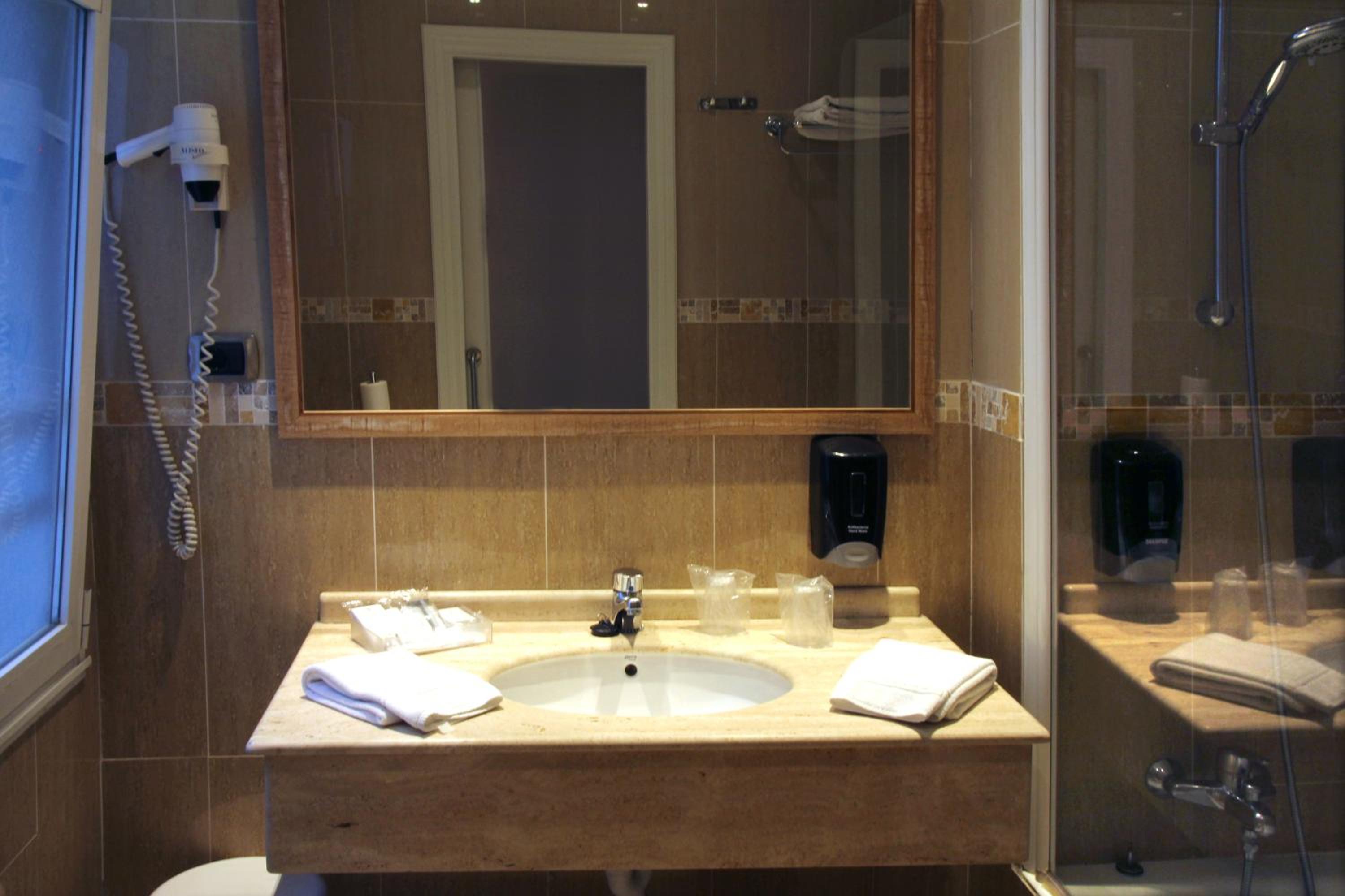 Superior Double Room with Balcony - Photo 2