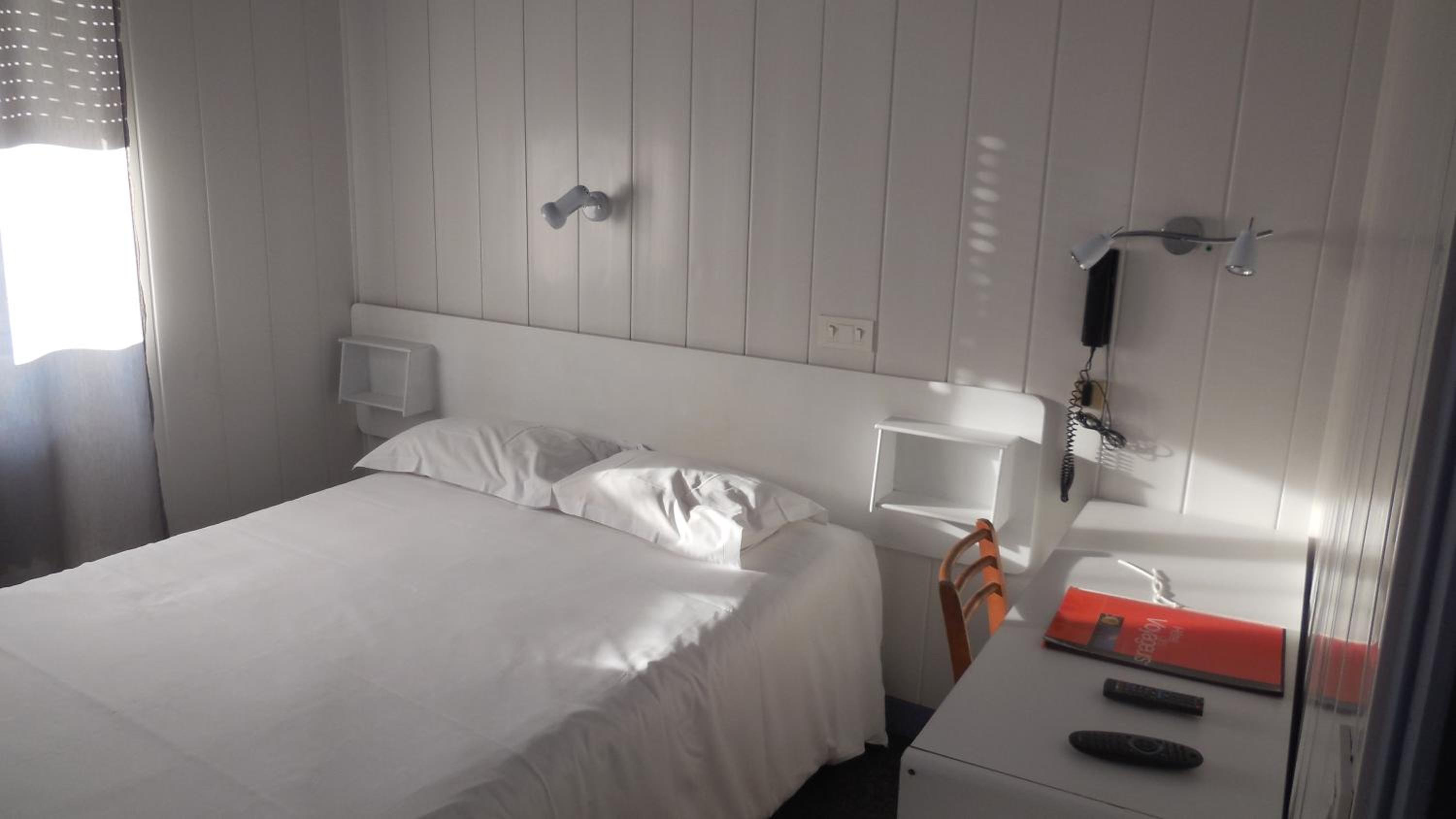 Double Room with Shower - Photo 8