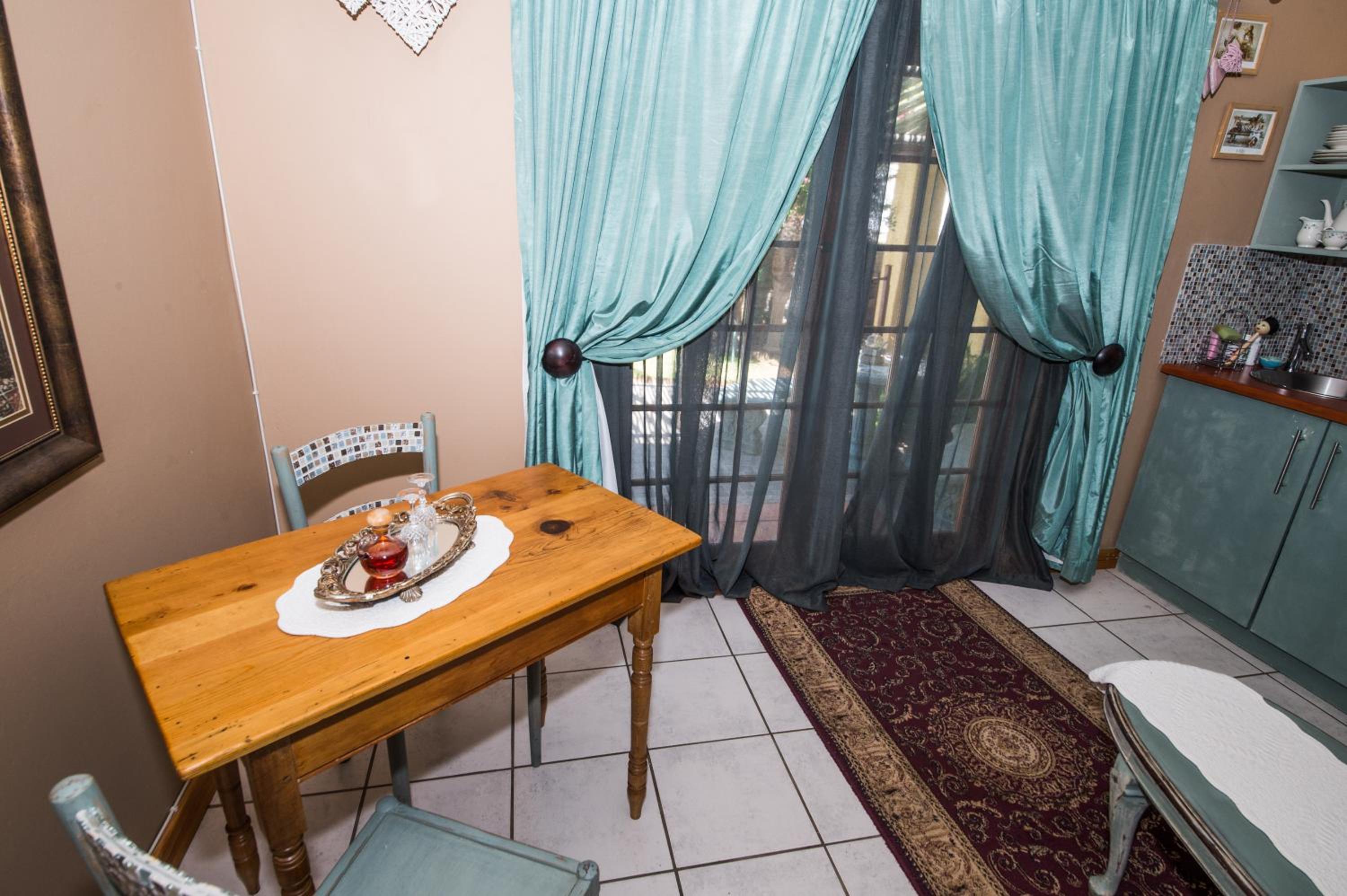Double Room With Pool View photo 2