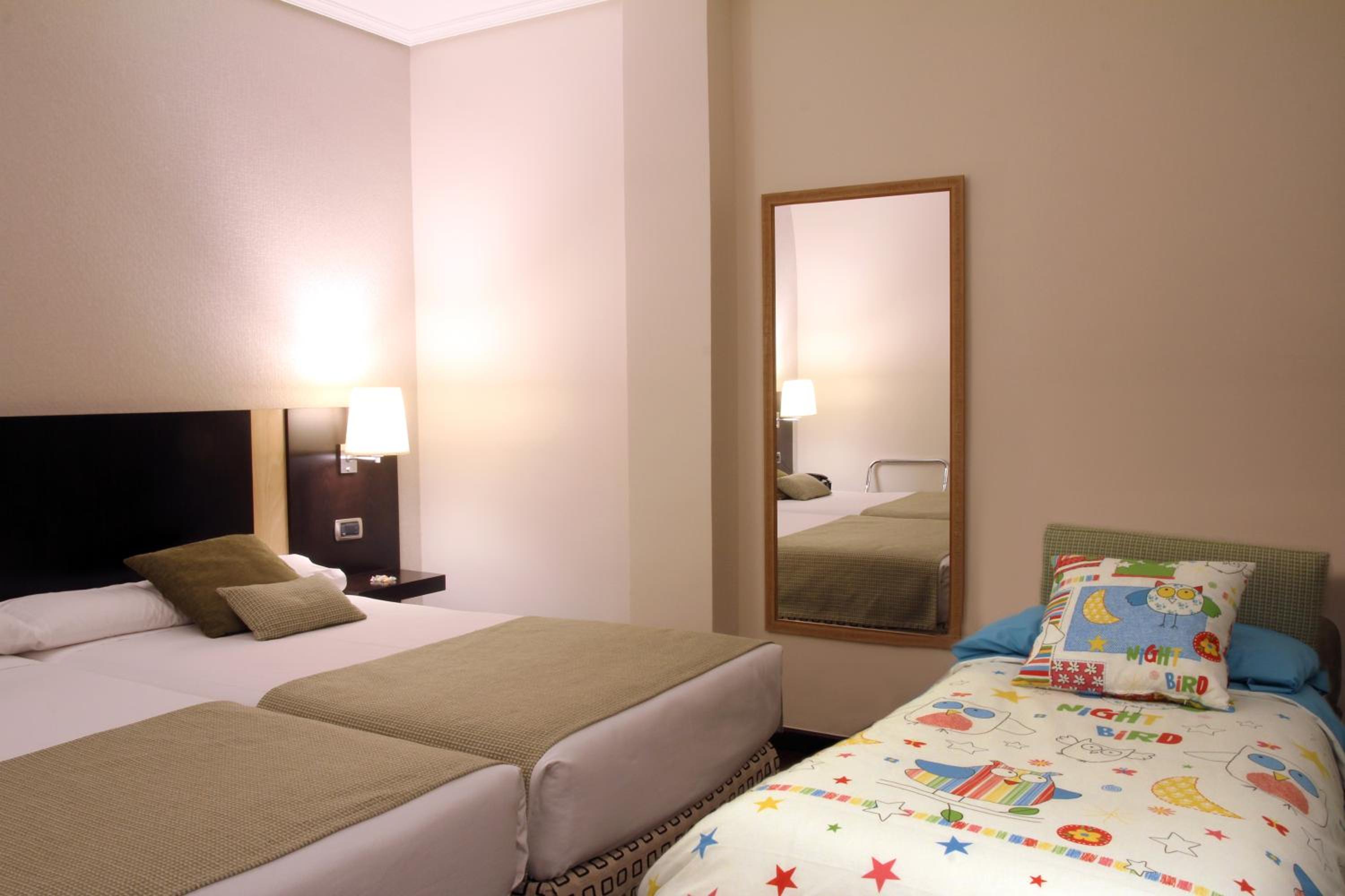 Twin Room (2 Adults + 1 Child) photo 3