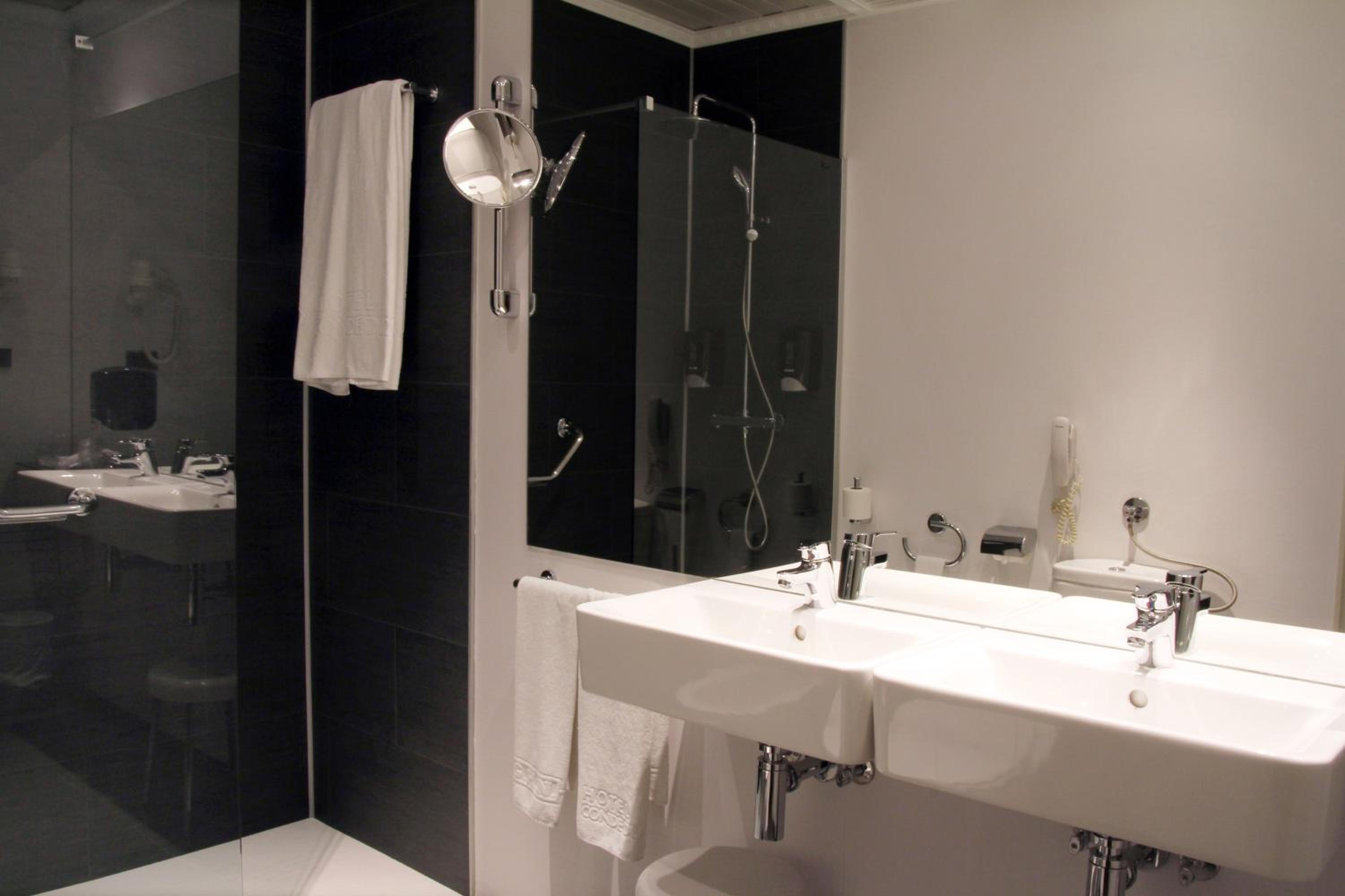 Twin Room (2 Adults + 1 Child) photo 2