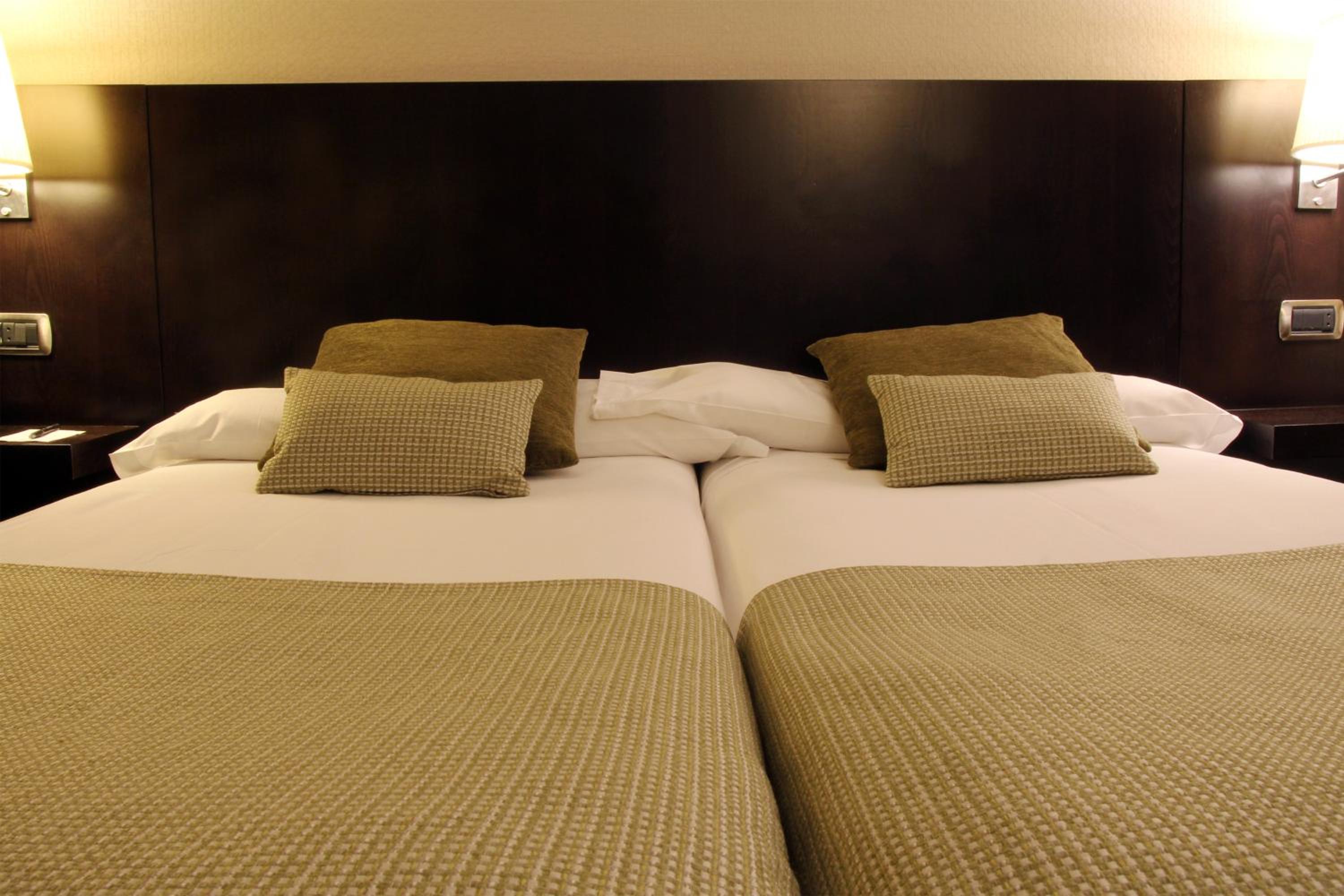 Interior twin room - Photo 6