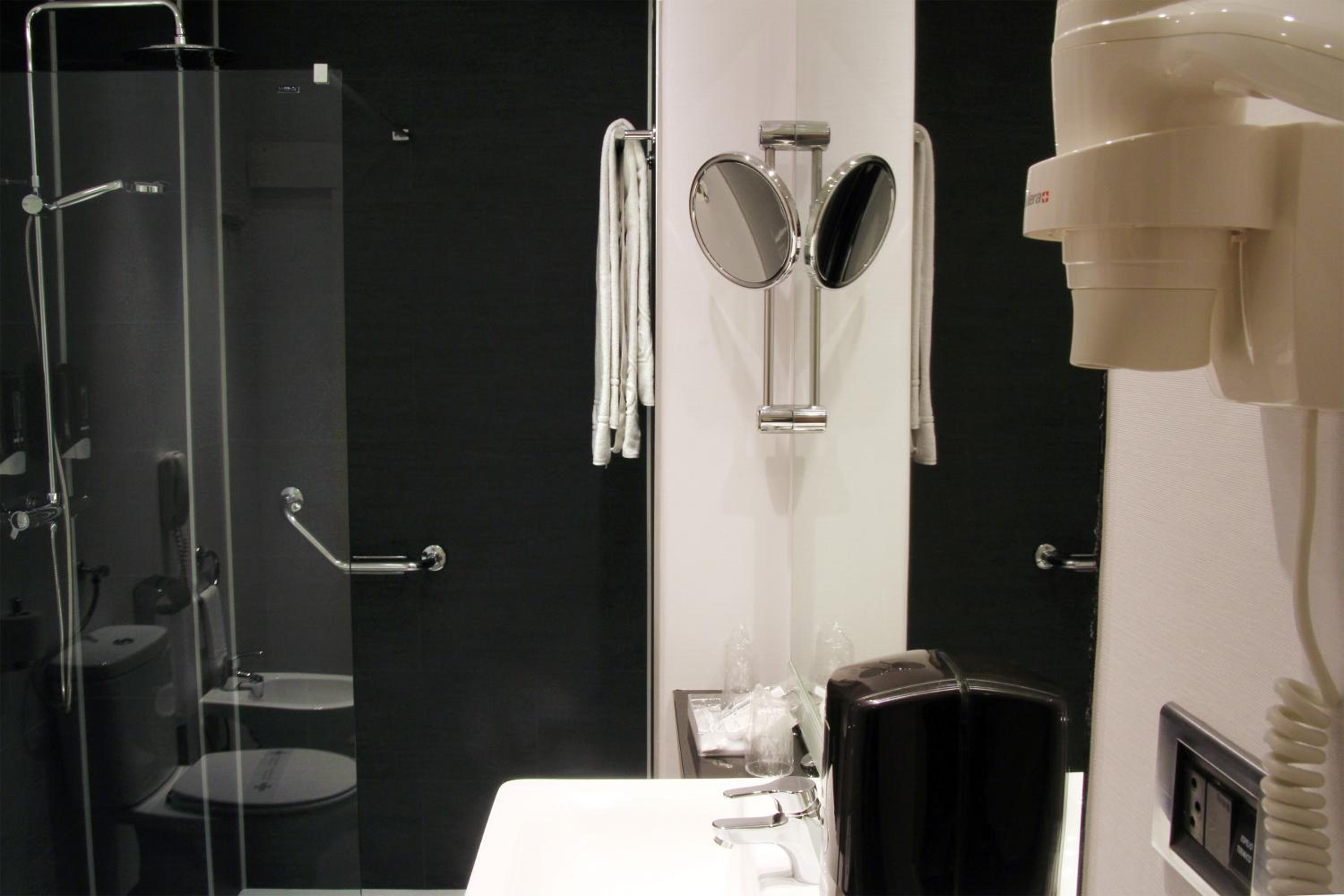 Interior twin room - Photo 8