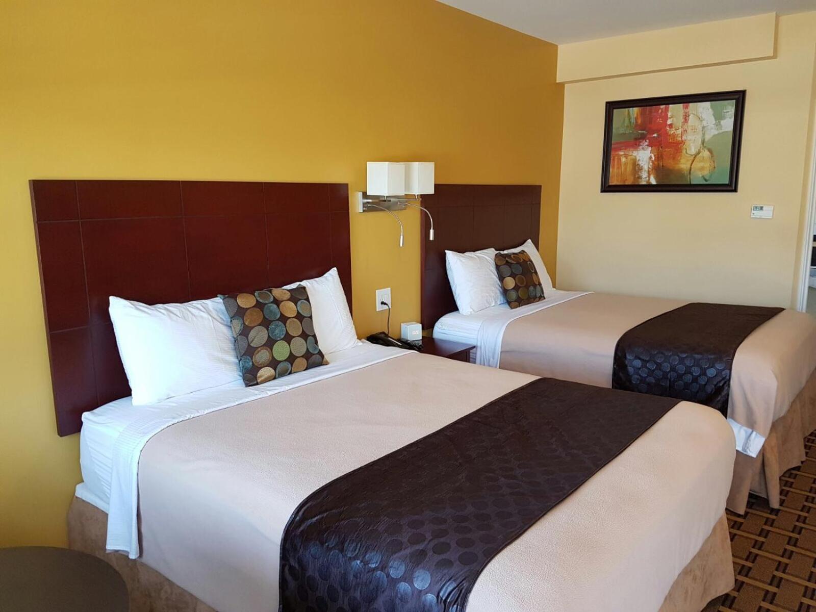Queen Room with Two Queen Beds photo 3