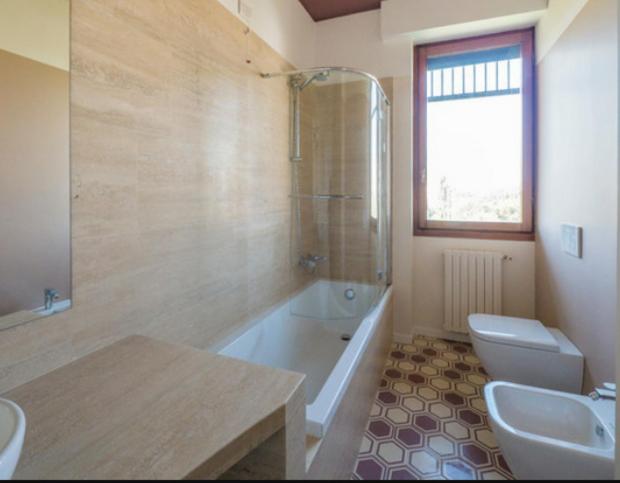 King Room with Balcony - Photo 26
