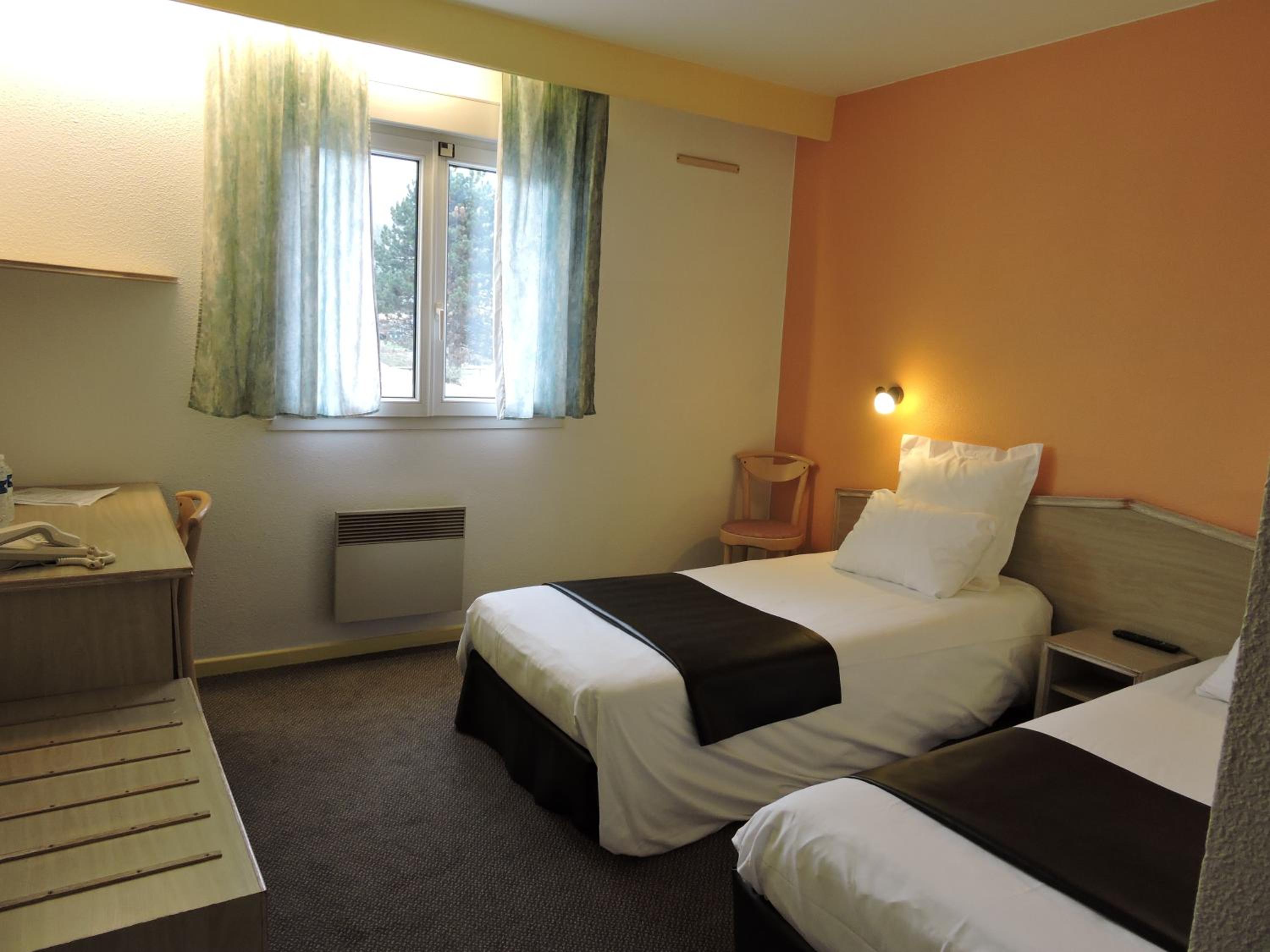 Standard Twin Room - Photo 4