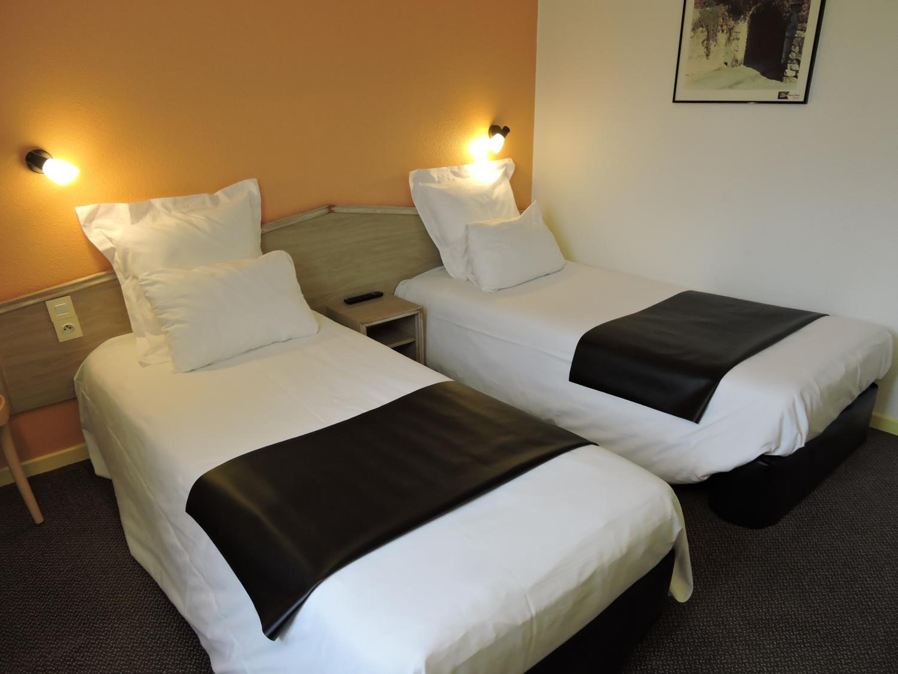 Standard Twin Room - Photo 2