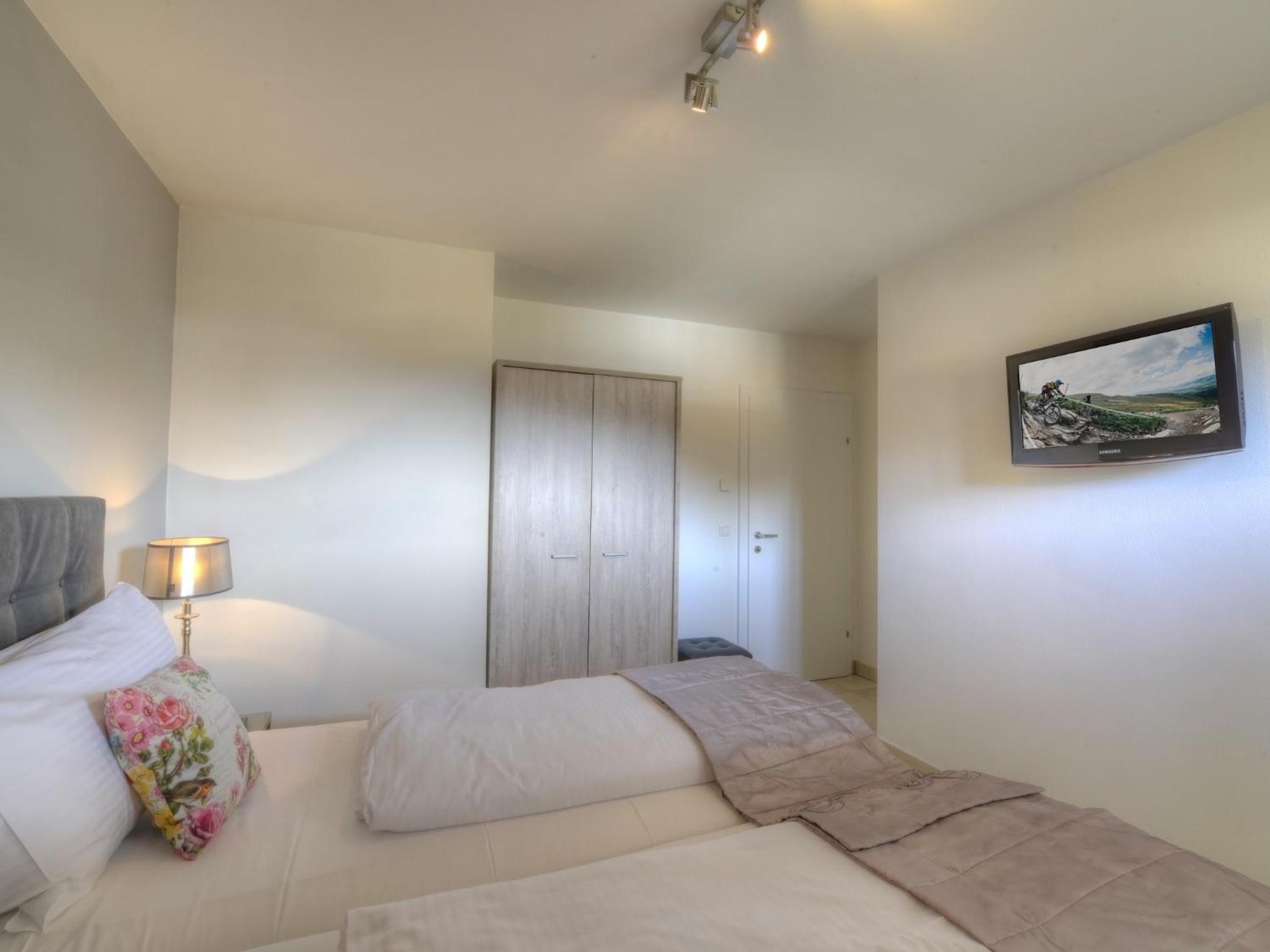 Two-Bedroom Apartment with Terrace and Mountain View photo 2