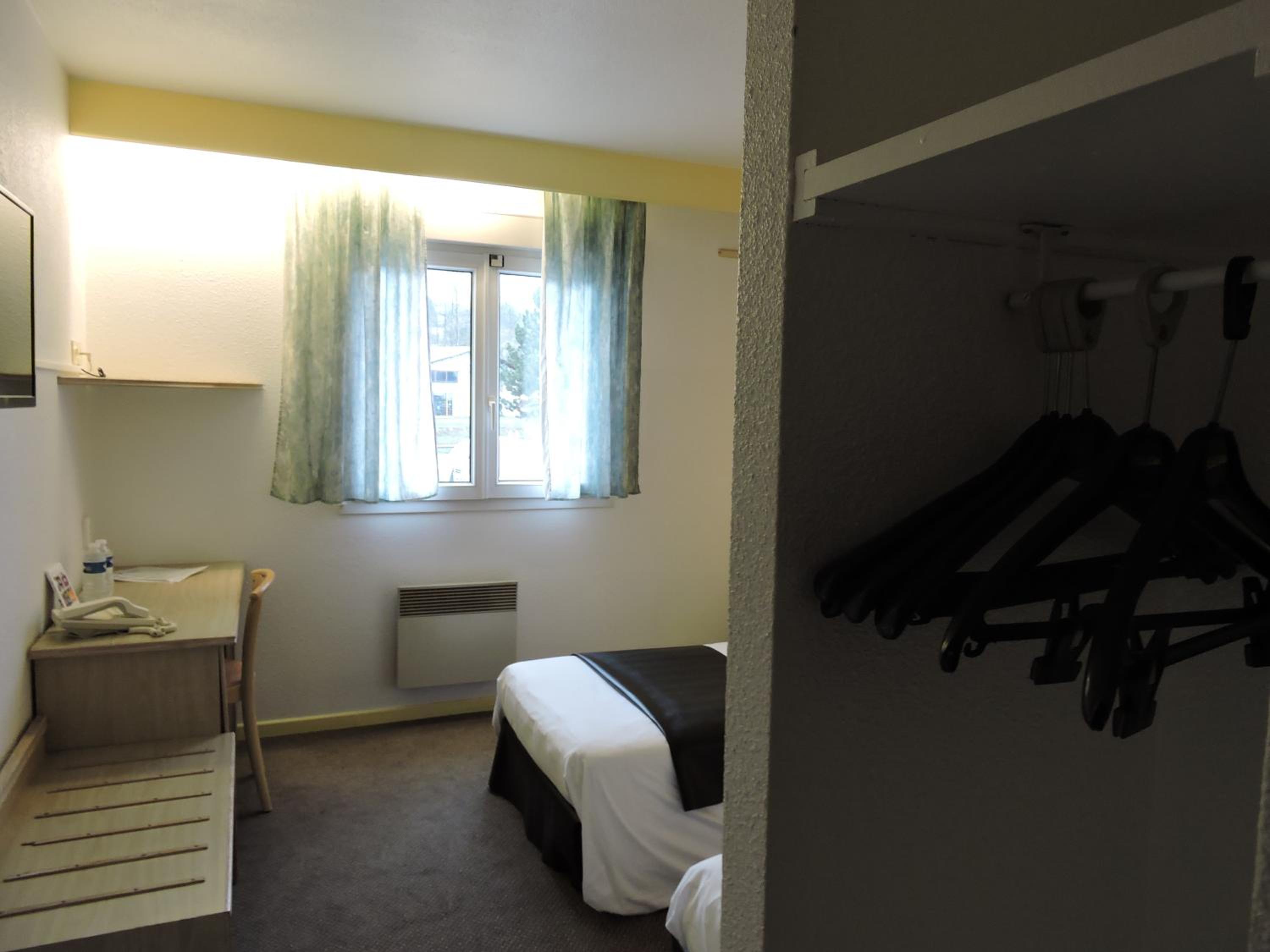 Standard Twin Room - Photo 3