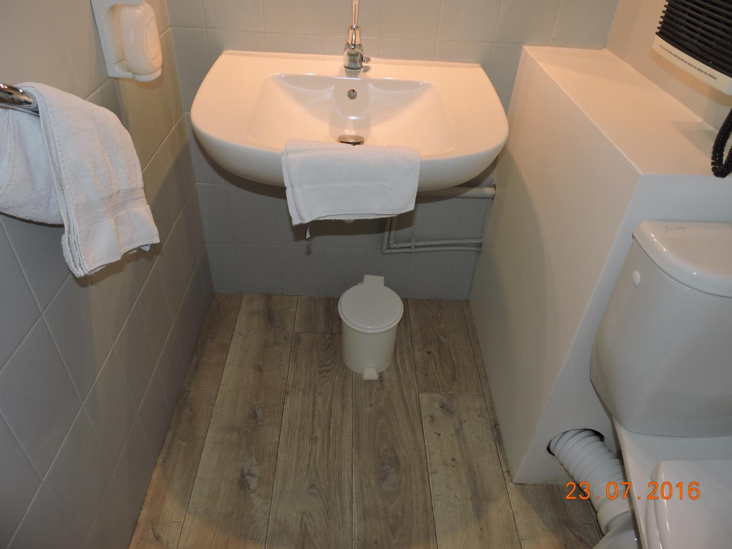 Standard Double Room - Photo 7