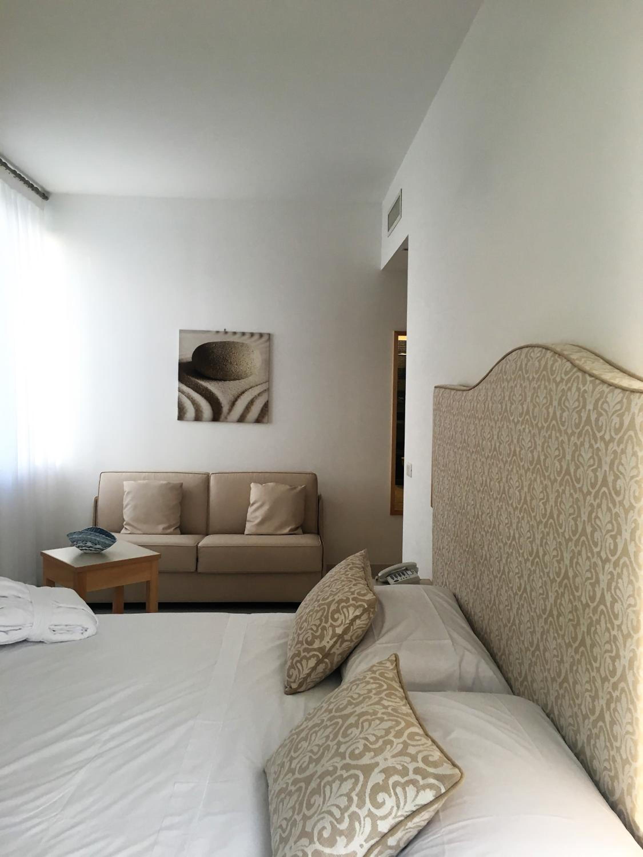Available room thumbnail 5