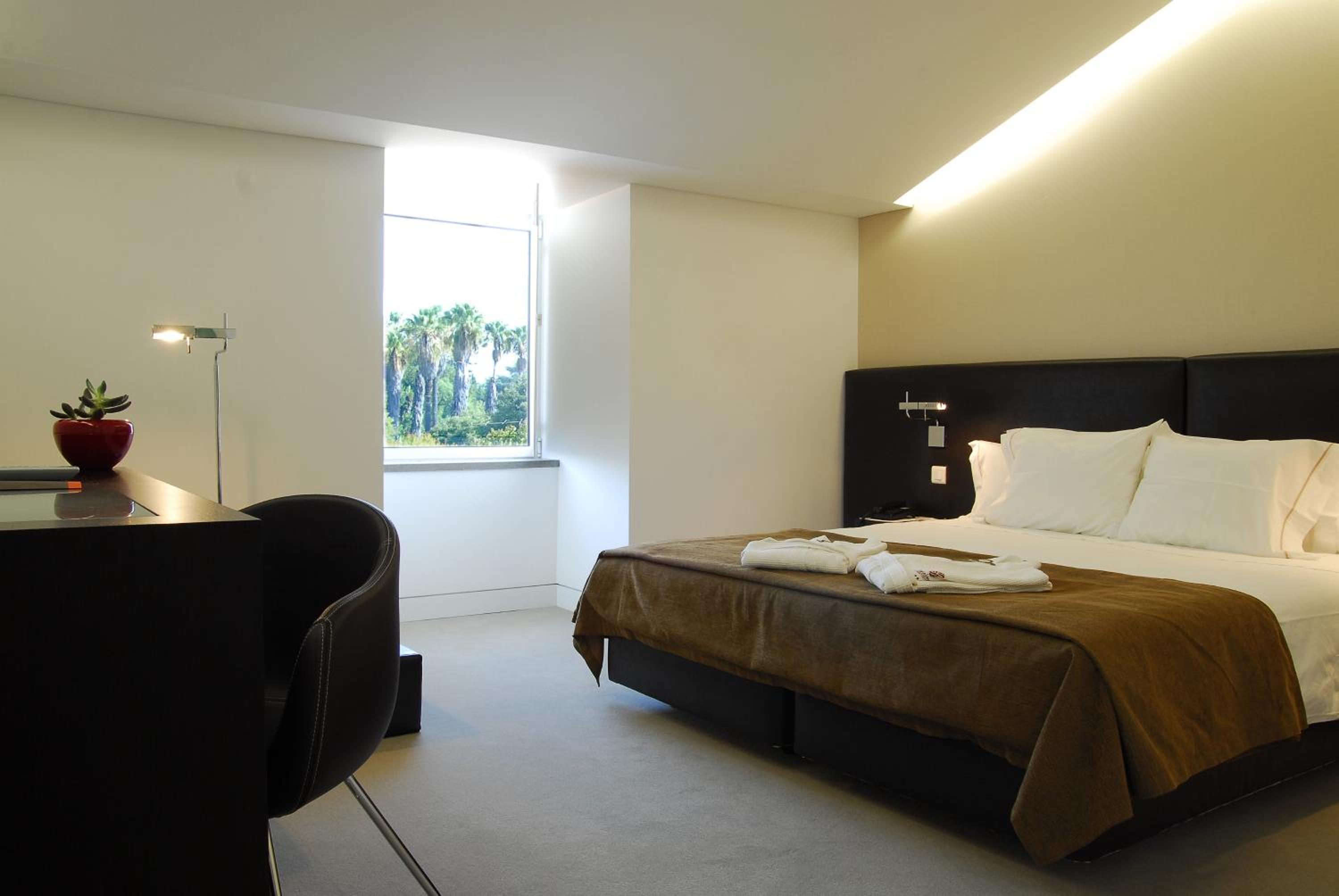 Special Offer - Double or Twin Room with Romantic Package - Photo 5