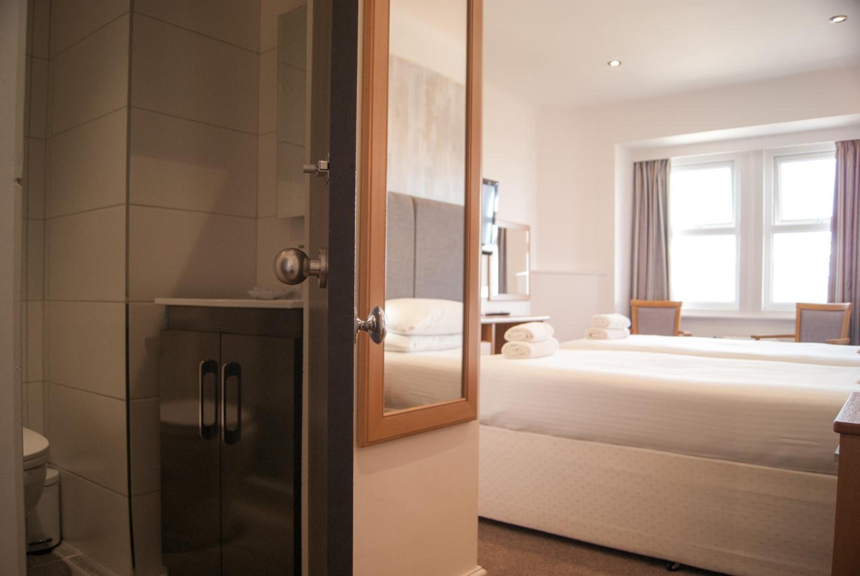 Standard Twin Room - Photo 6
