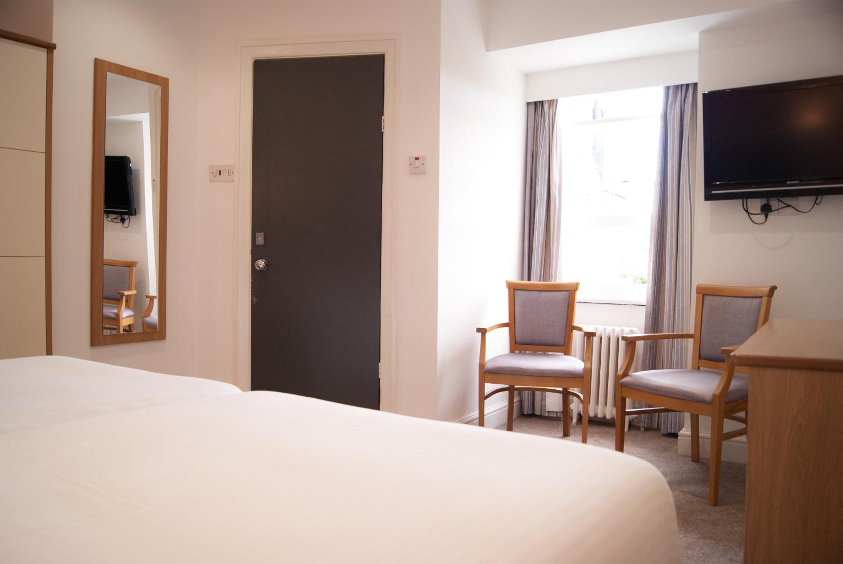 Standard Twin Room - Photo 7