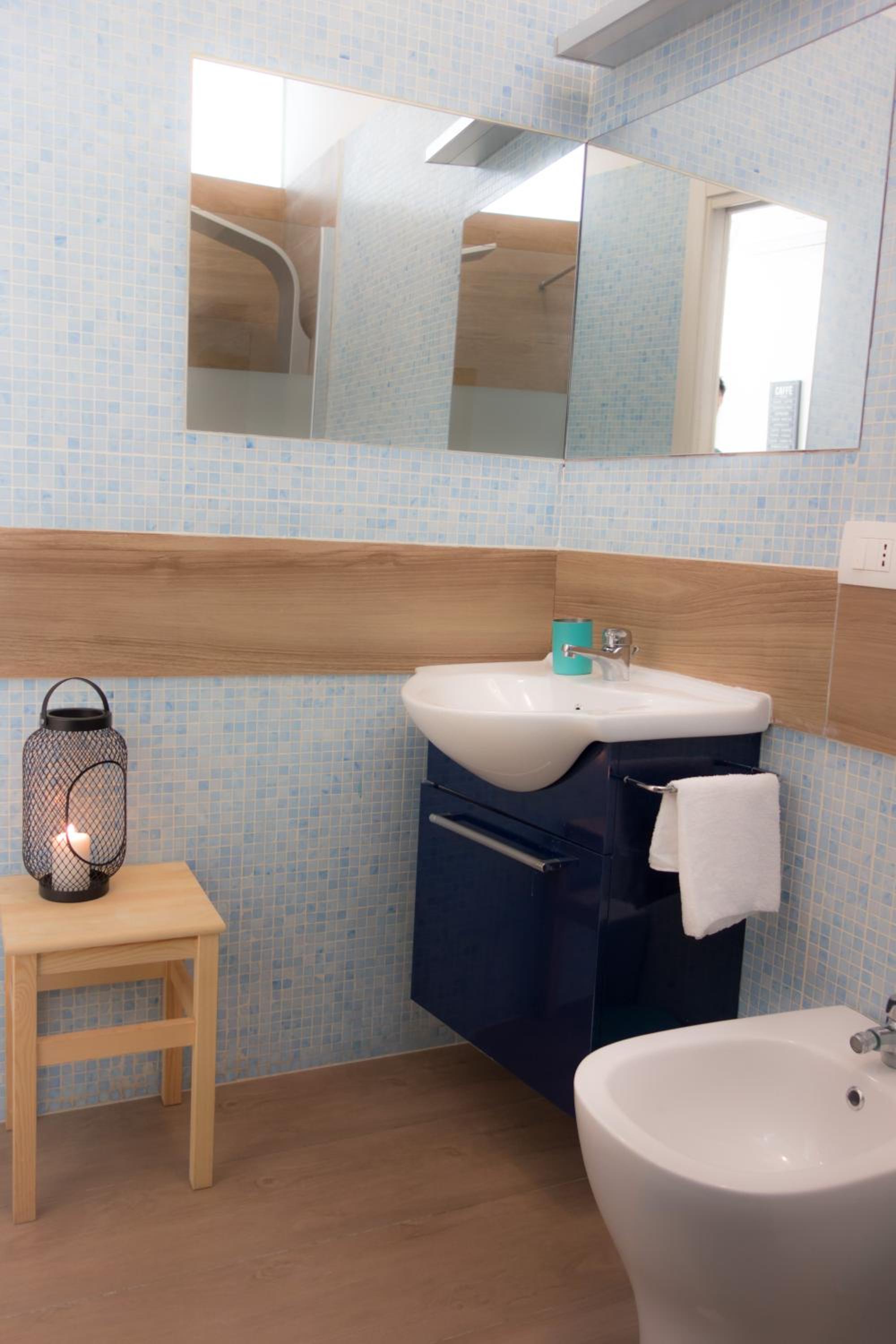 Double Room with Spa Bath and Shared Bathroom photo 2