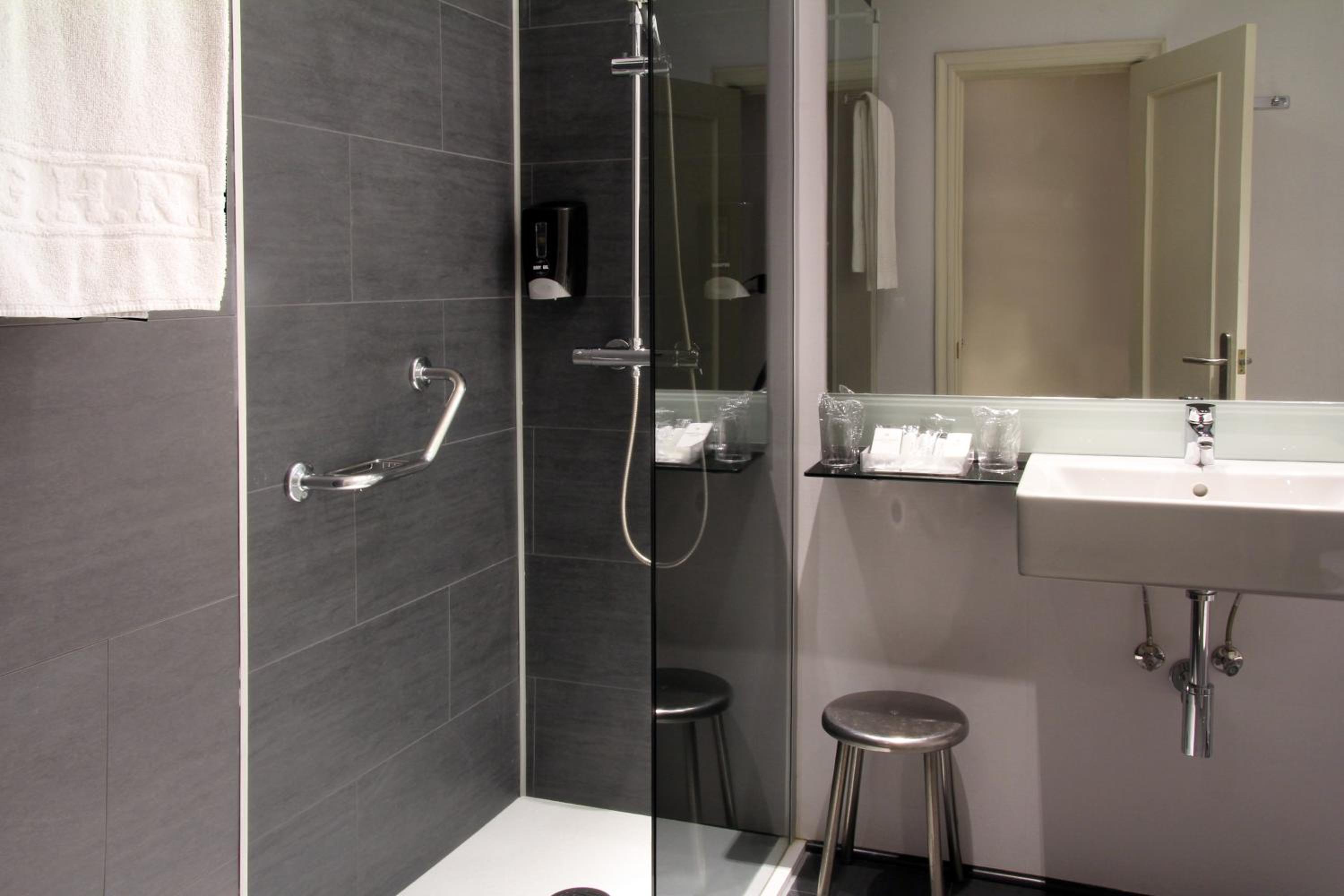 Superior Twin Room with Street View photo 3