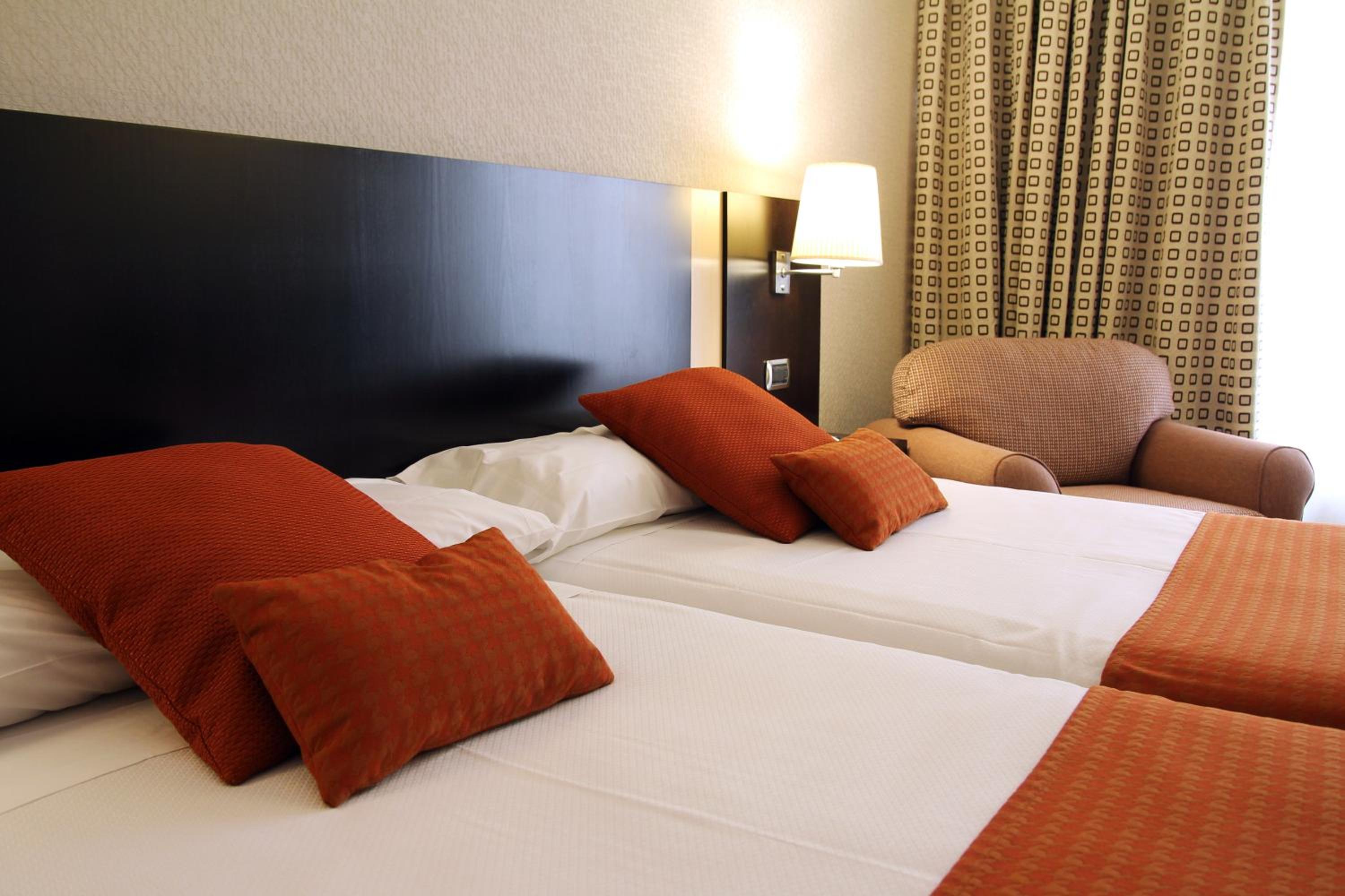 Superior Twin Room with Street View photo 2